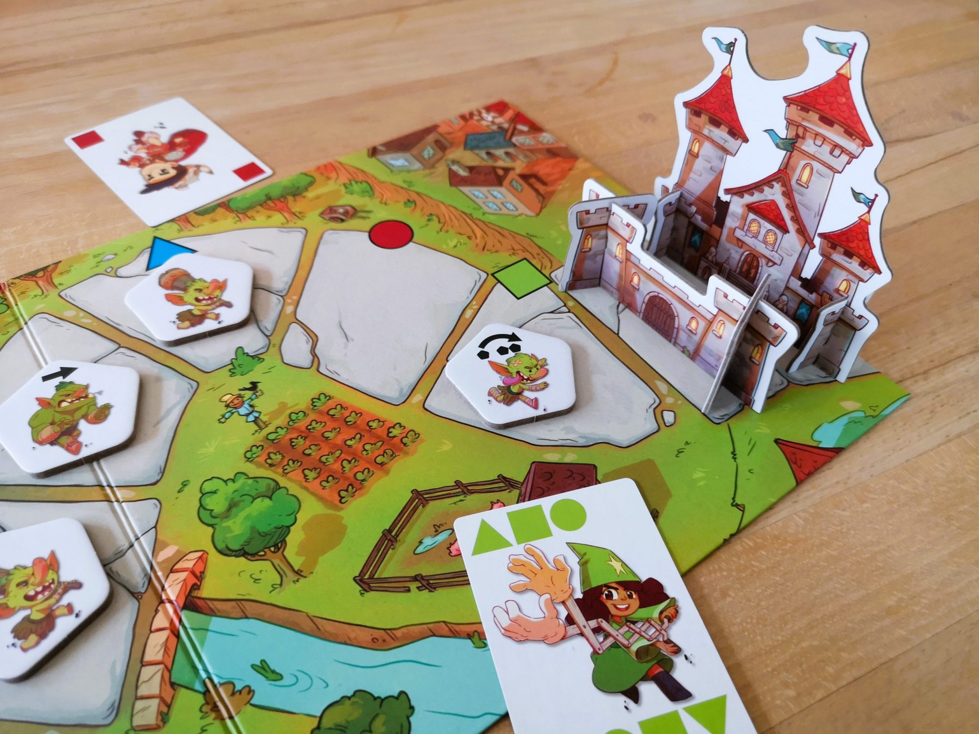 Ein Monsterplättchen liegt direkt vor der Burg. Eine Karte wird ausgespielt.