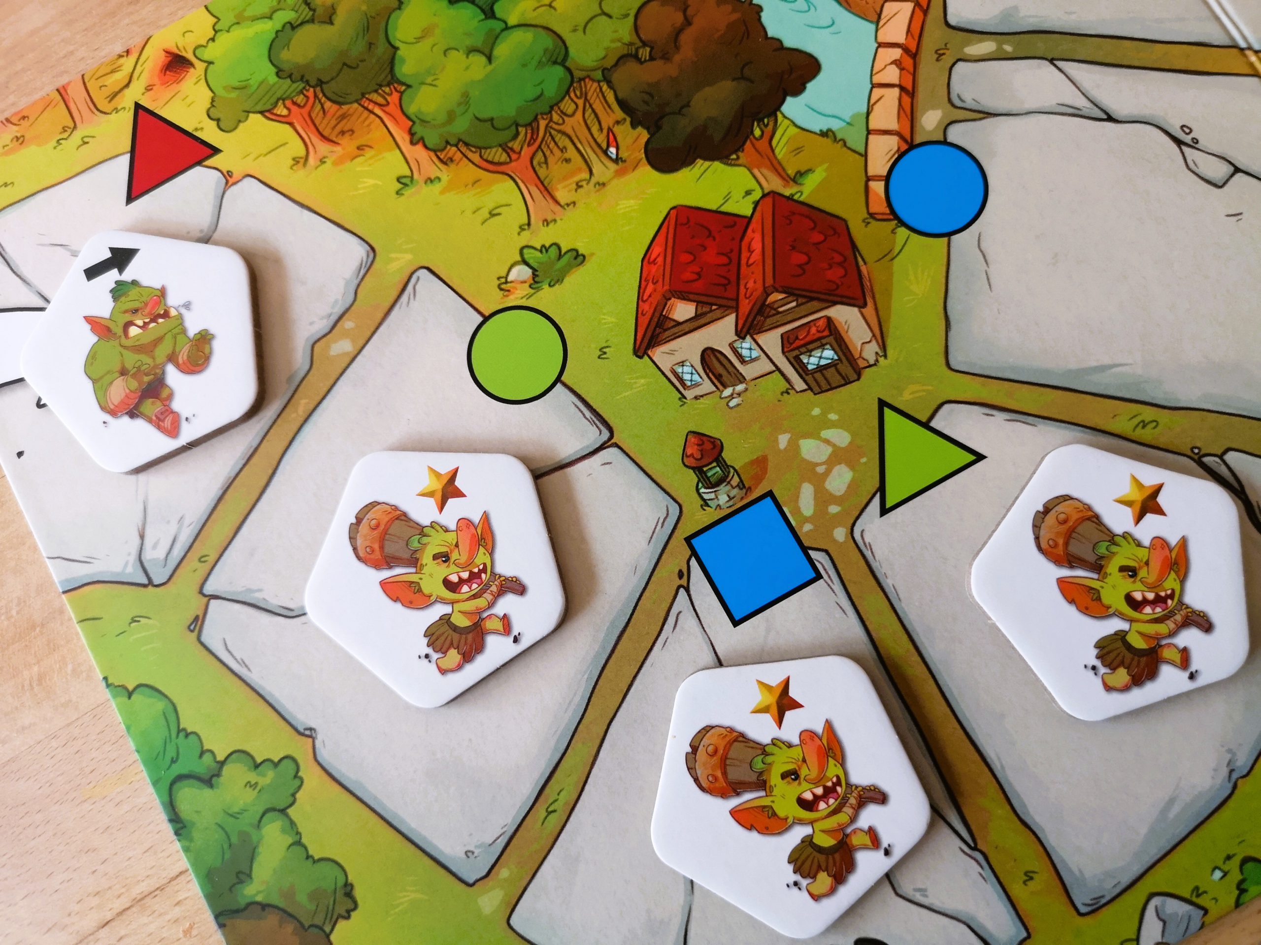 Auf dem Spielplan liegen vier Monsterplättchen.