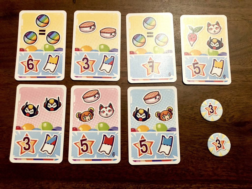 Das Bild zeigt gesammelte Bonuskarten und Bonusplättchen die bei der Endwertung Punkte bringen