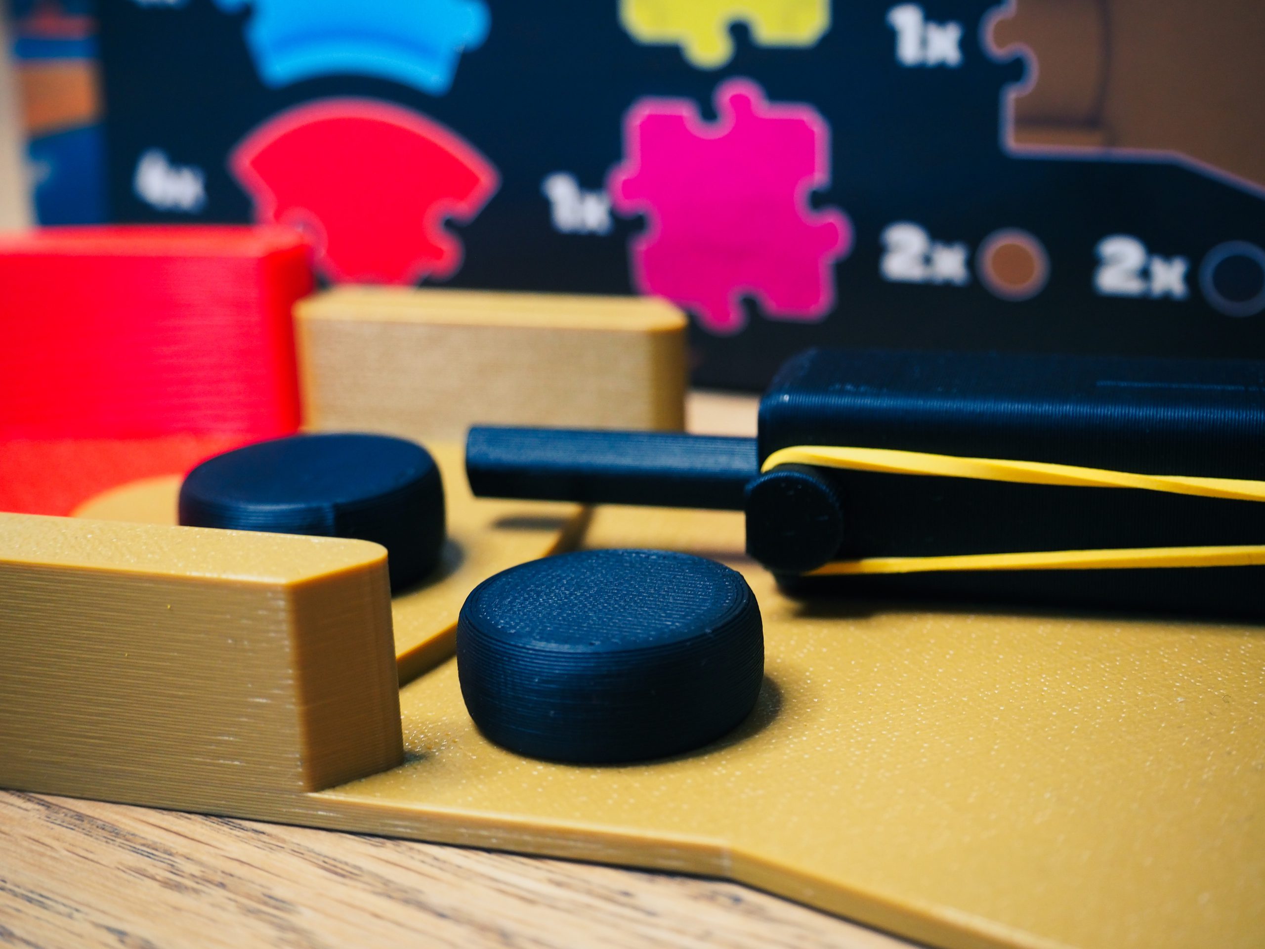 Eine weitere Nahaufnahme des Spielsteineschnipsers mit zwei Spielsteinen auf der Startrampe.