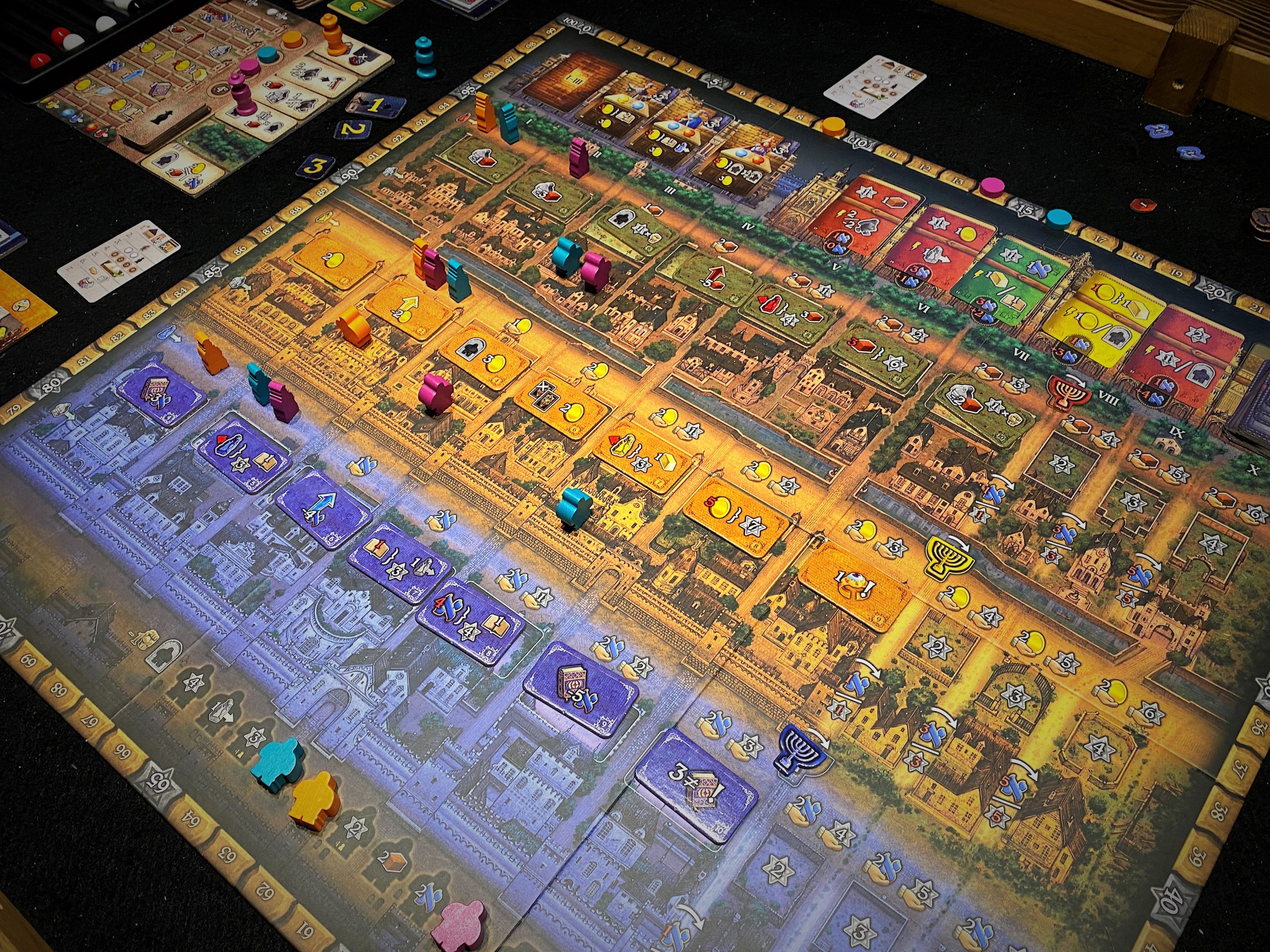 Der Spielplan ist inmehrer Zonen eingeteilt, die sich farblich unterscheiden. 