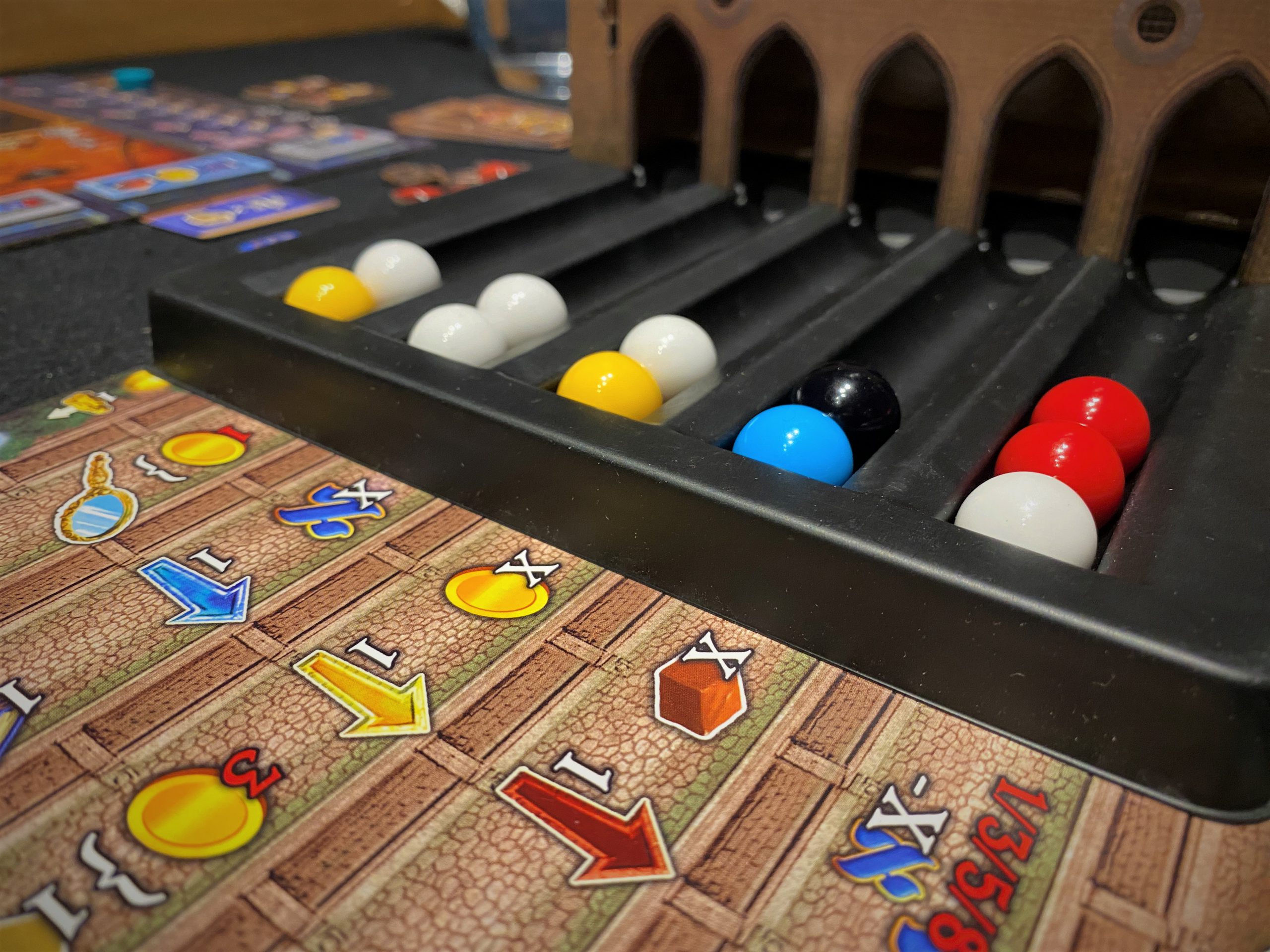 Detailaufnahme der Synagoge ,mit den farbigen Kugeln