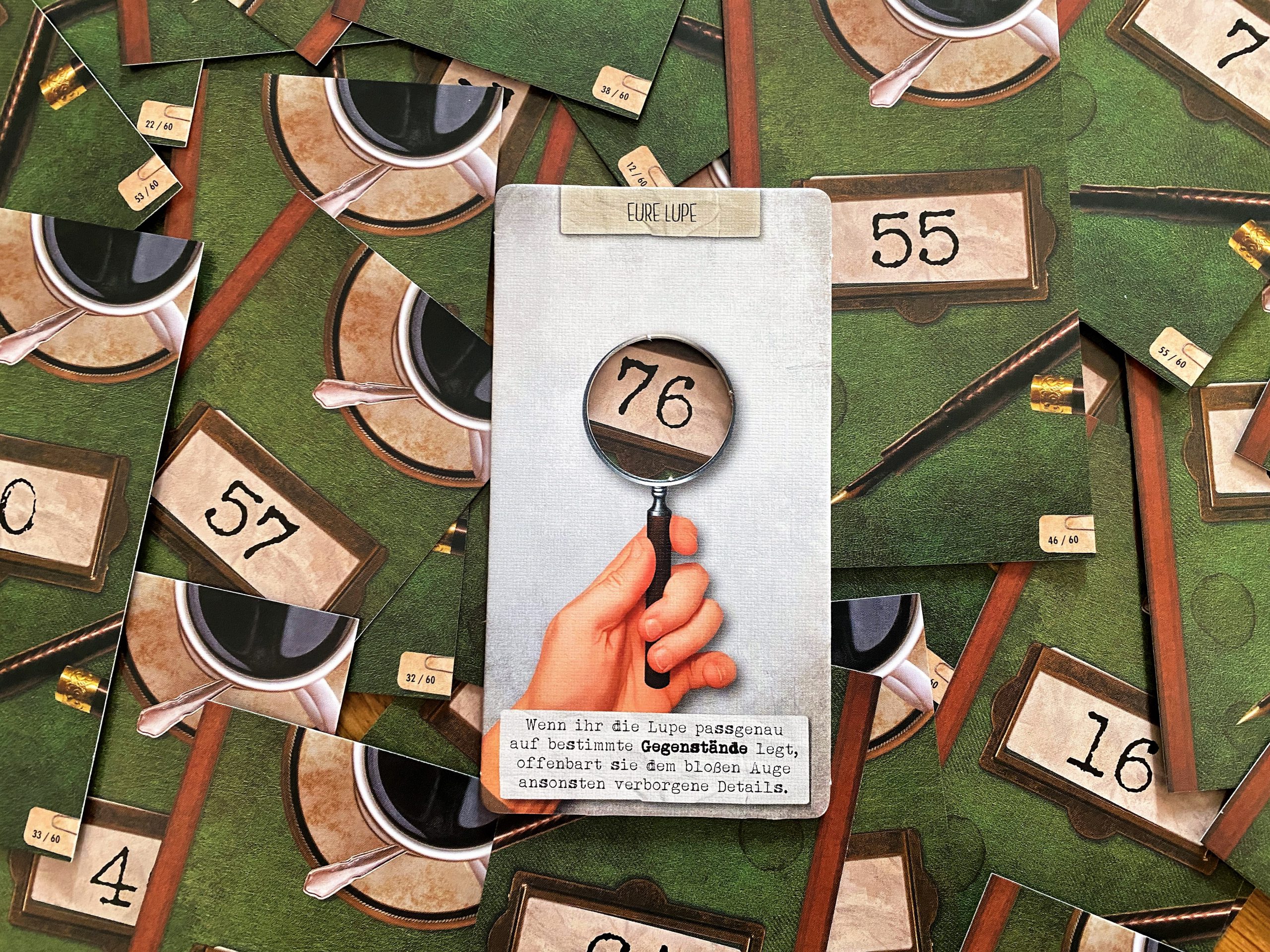 Mit einer Lupe geht es an die Arbeit. 