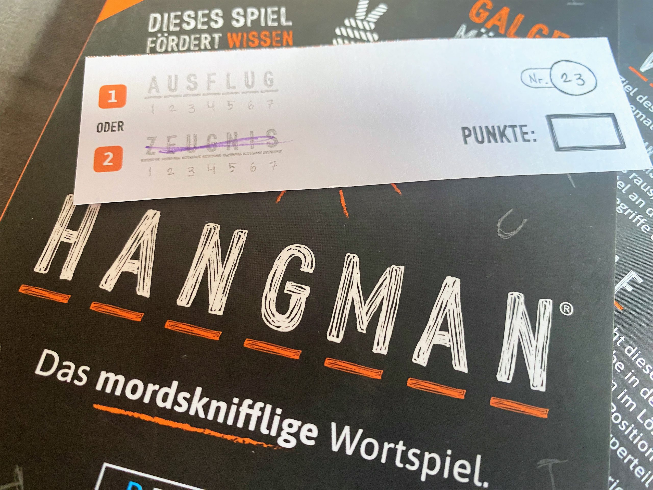 Auf jedem Zettel stehen zwei Begriffe zur Auswahl.