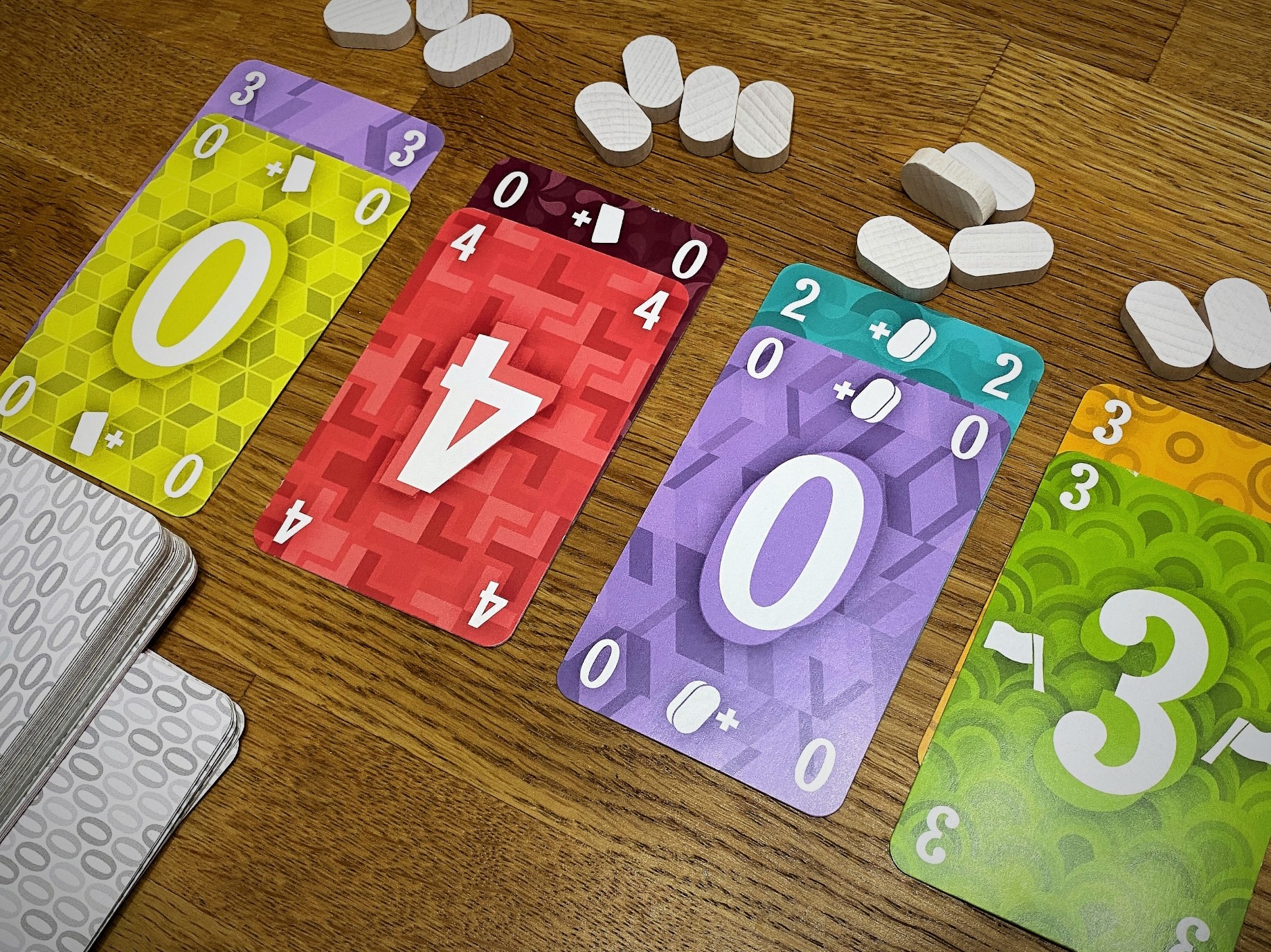 Vier Zahlenpaare und Zeronen liegen wie im Startaufbau beschrieben bereit