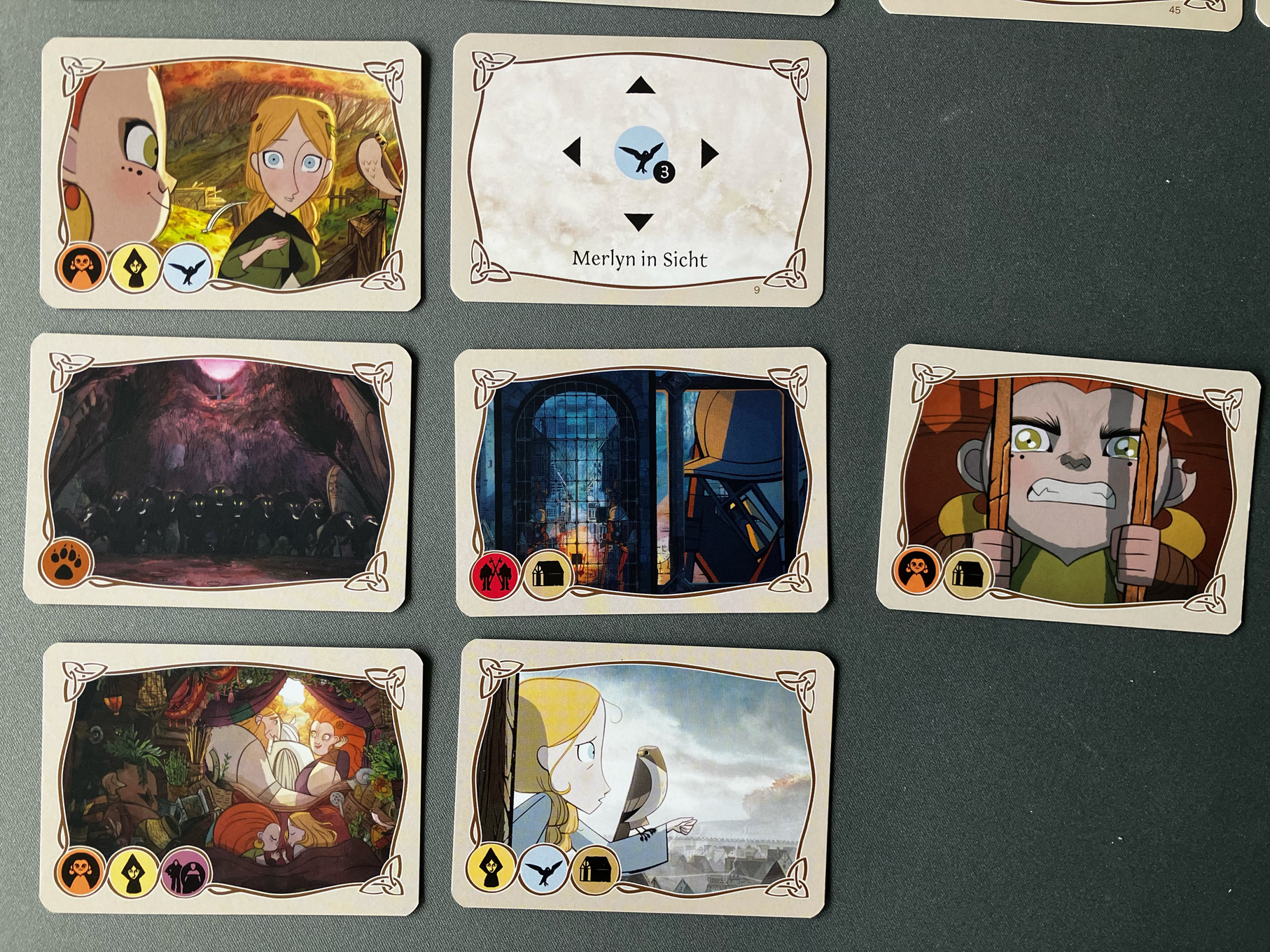 7 Karten liegen in einem Muster zueinander ausgelegt