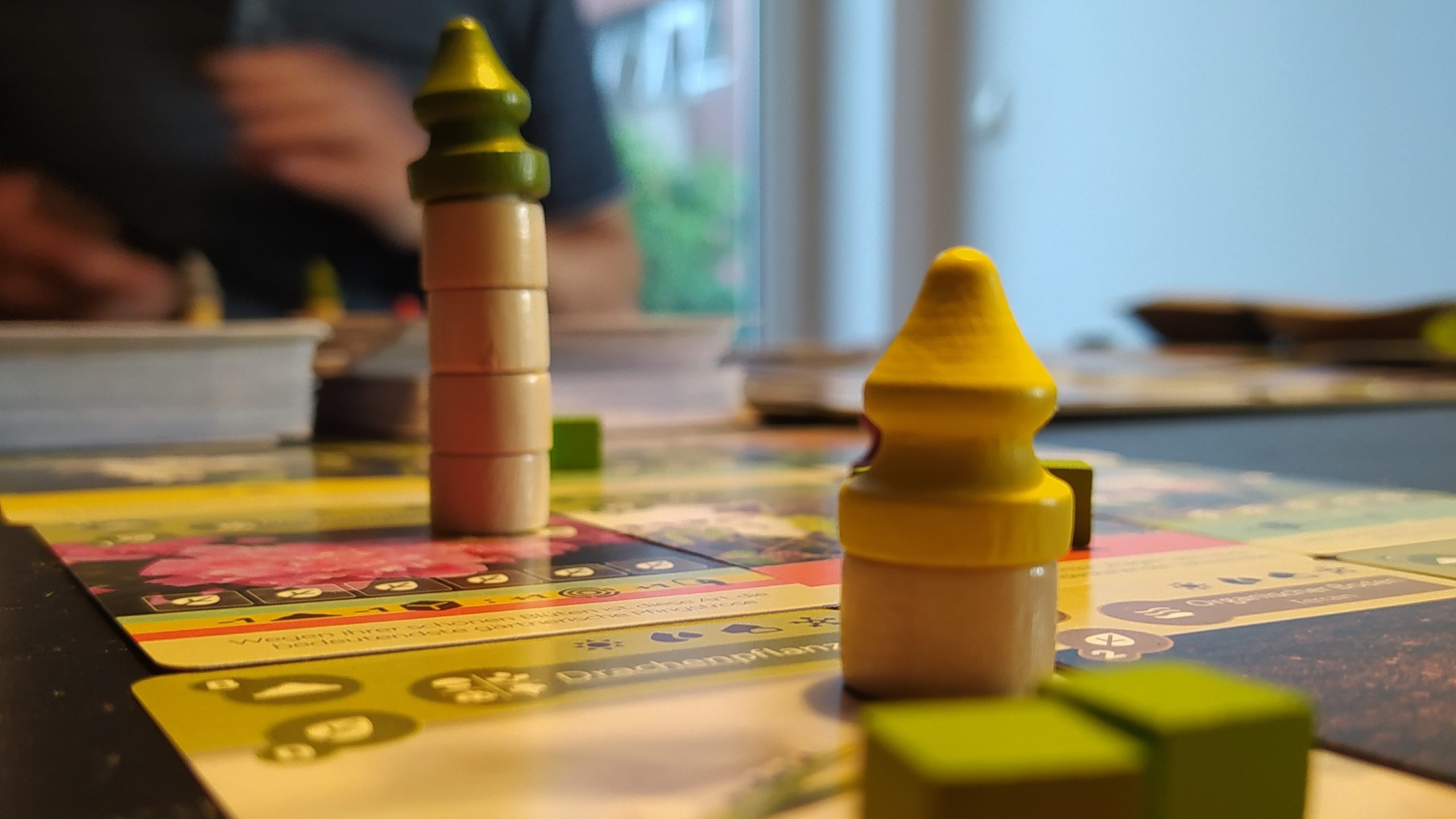 Eine Detailaufnahme zeigt zwei Pflanzentürme