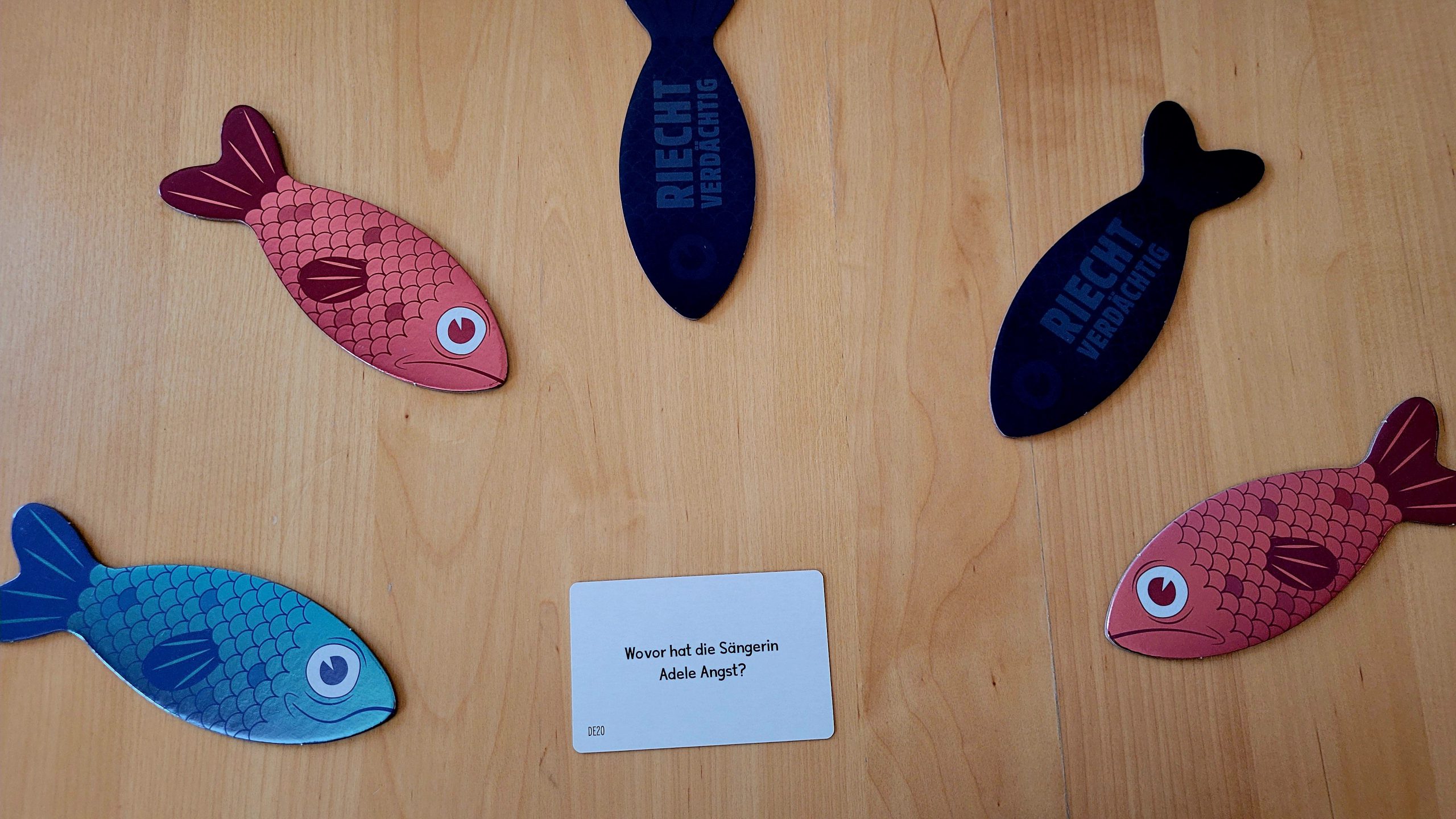 Zwei Heringe wurden umgedreht, zwei noch nicht, aber der blaue Hering zeigt sich.