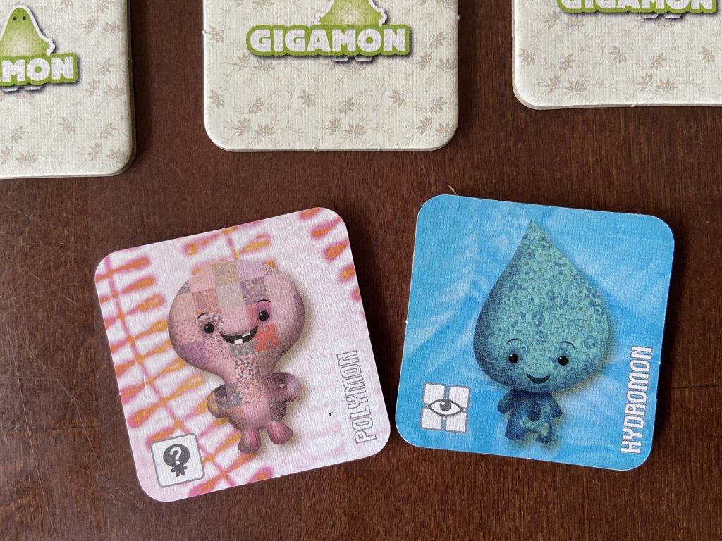 Plättchen mit Polymon und eins mit Aquamon