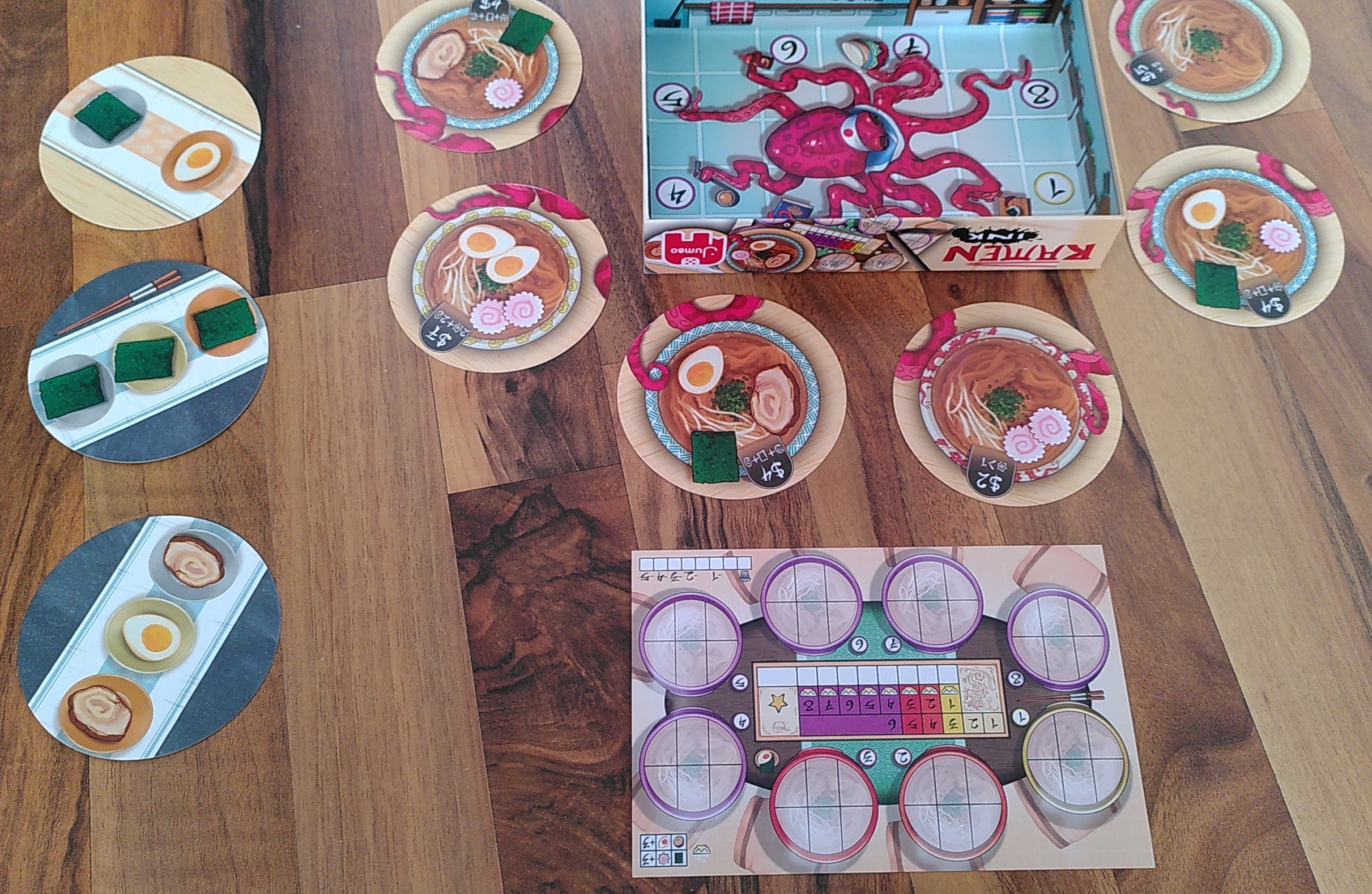 Blick über den Spieltisch mit dem Blatt einer Spielerin und den Wünschen der Gäste in der Mitte