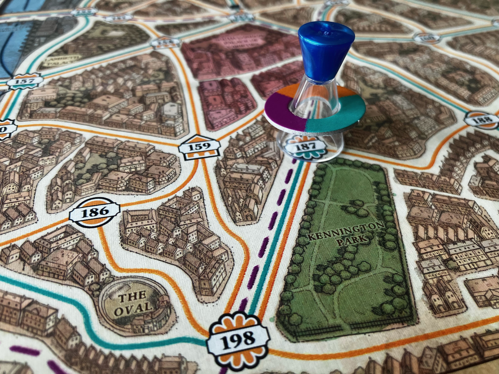 Ausschnitt aus dem Londoner Stadtplan. Die Spielfigur der Farbe Blau steht als spielverstärkender Polizist nahe des Kensington Park