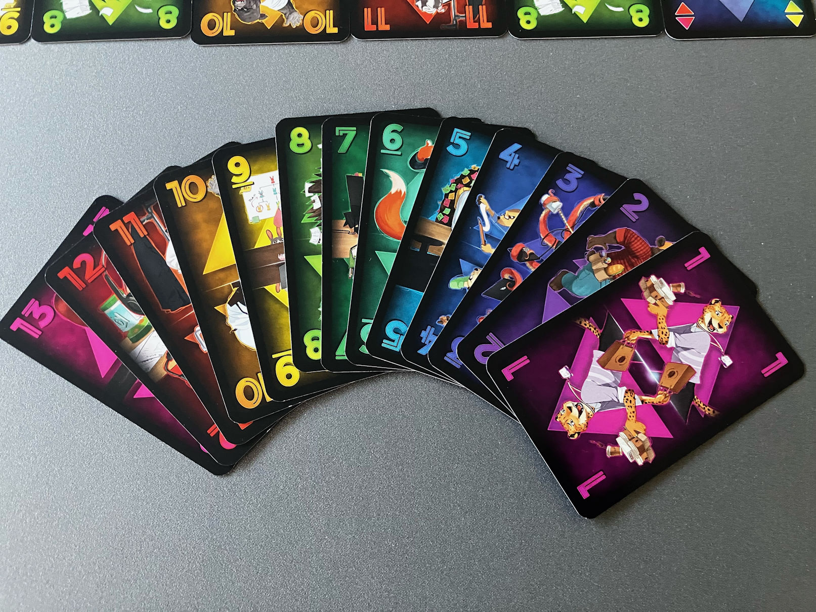 Die bunten Karten mit ihren Werten 1 - 13 angeordnet