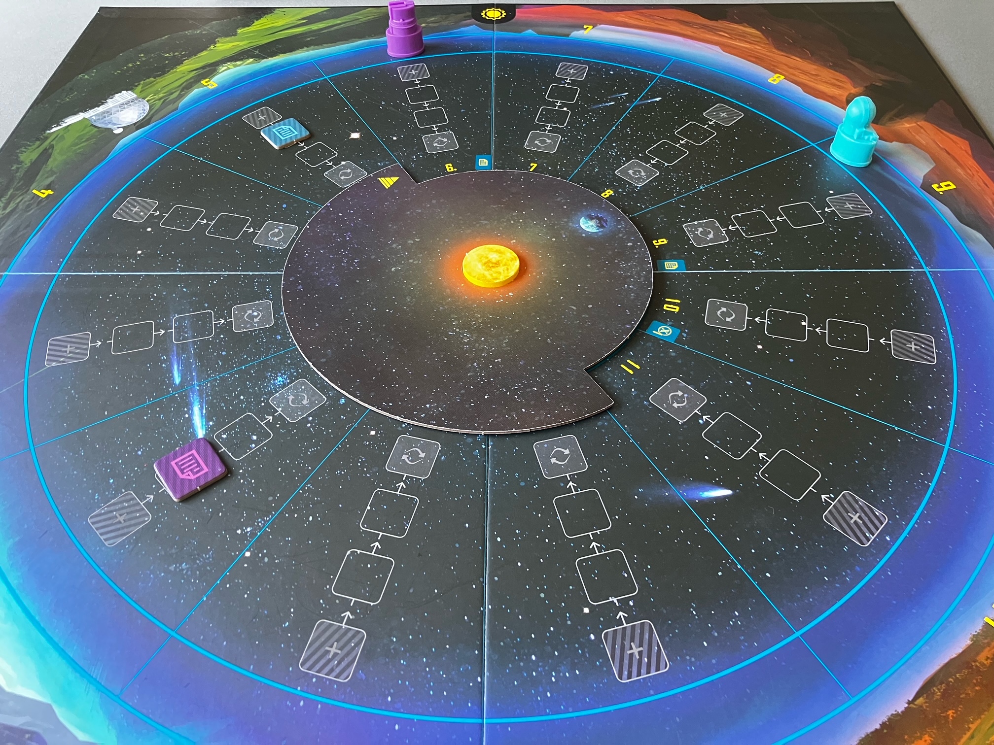 Das Spielbrett mit 2 Spielerfiguren, sowie dem als sichtbar eingestelltem Himmel.