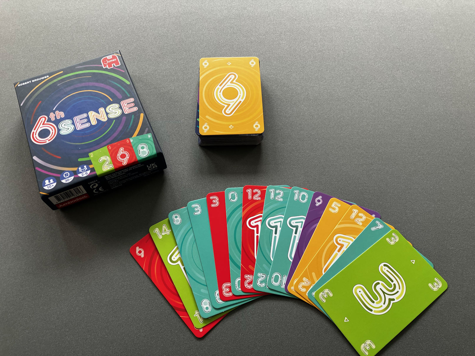 Beispielhaft eine Kartenhand mit 14 Karten - Gelb wurde als Trumpf bestimmt.