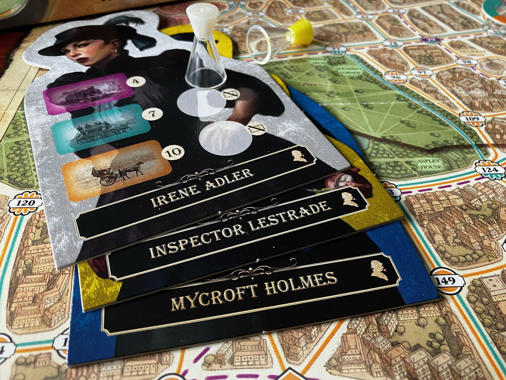 3 Spielertableaus liegen auf dem Londoner Stadtplan