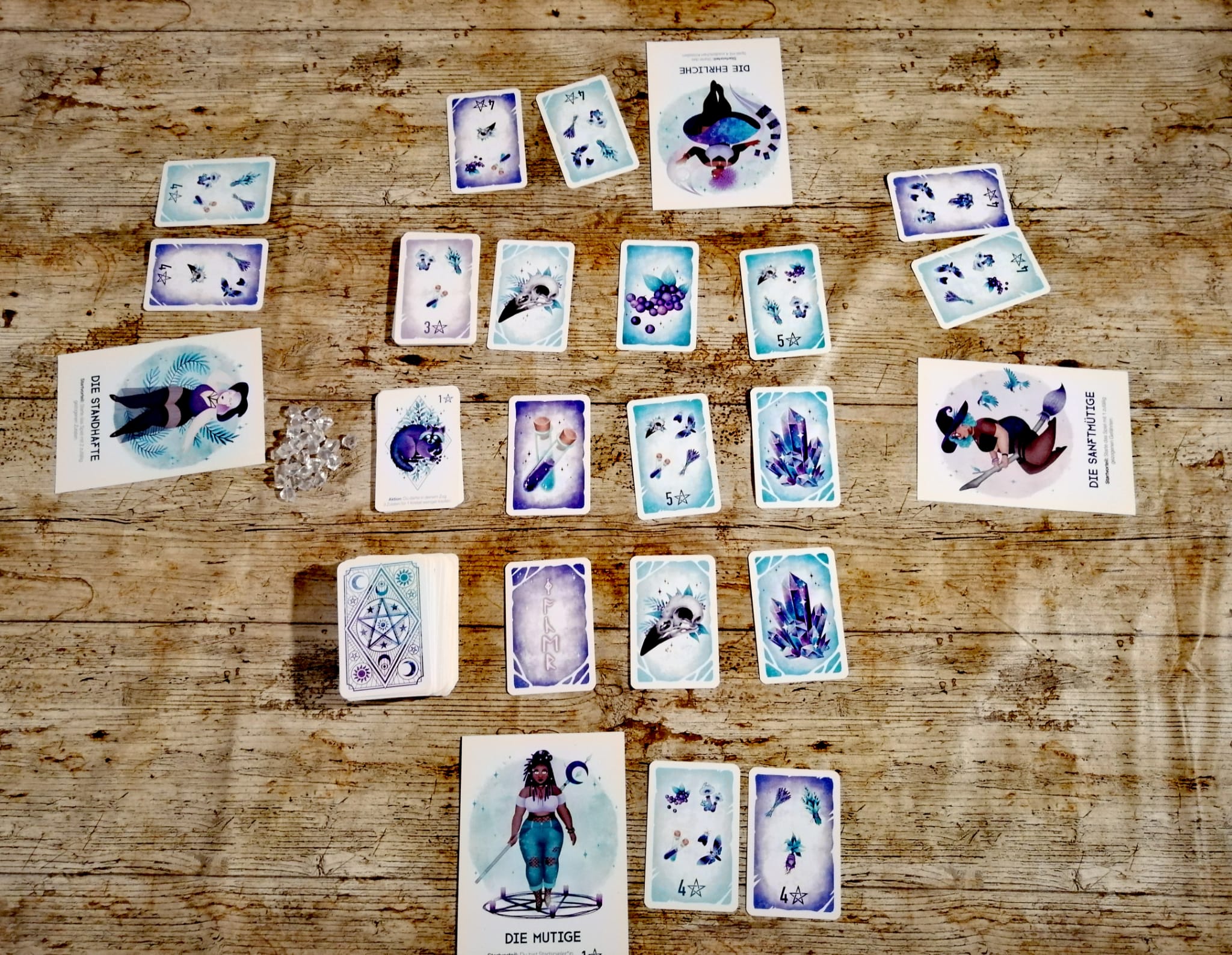 Die Karten wirken in ihren lila/türkisen Tönen für das weibliche Auge meist sehr angenehm.