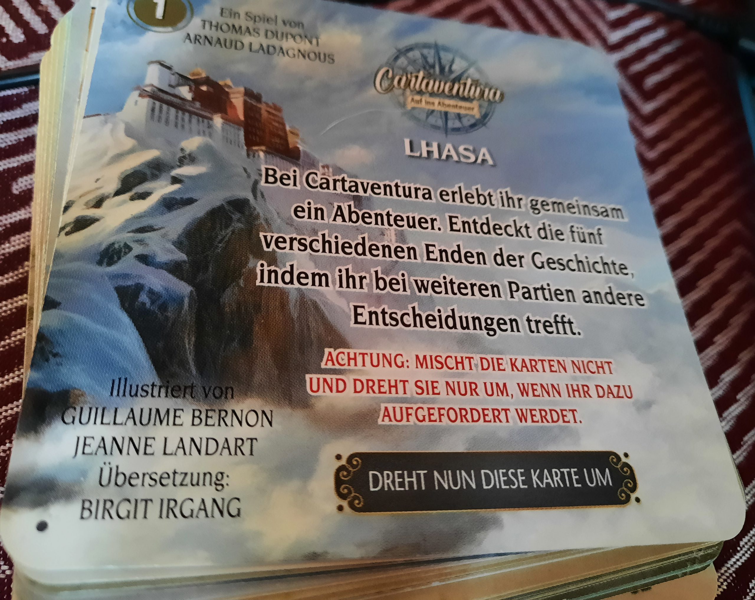 Man sieht die oberste Karte des Spiel auf dem Kartenstapel