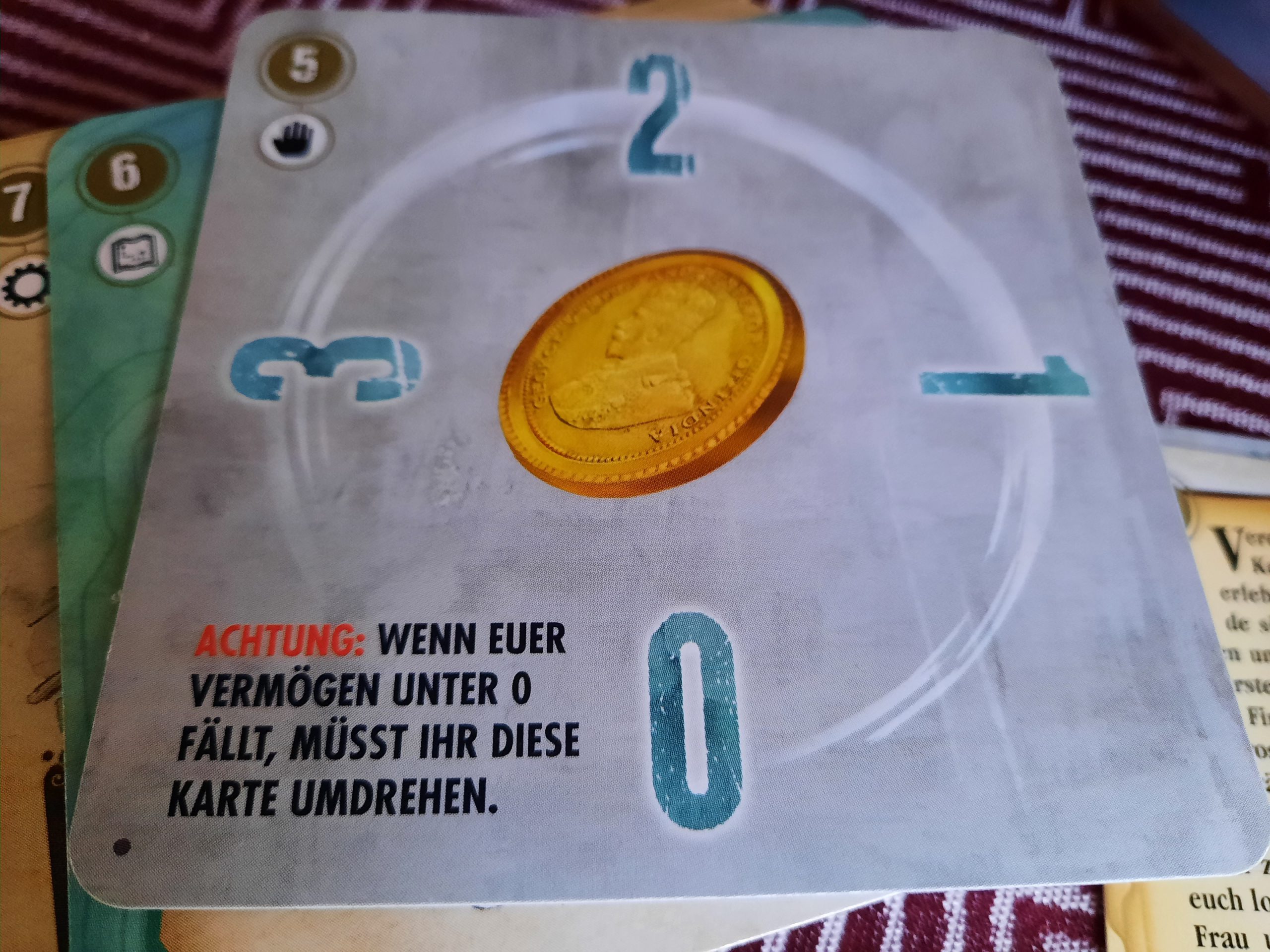 Man sieht eine Karte mit einer Münze und mehreren Zahlen drauf.