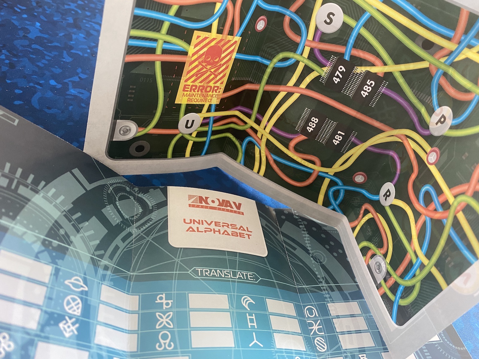 Ein Rätsel mit wirren, bunten Kabeln wartet auch auf euch.