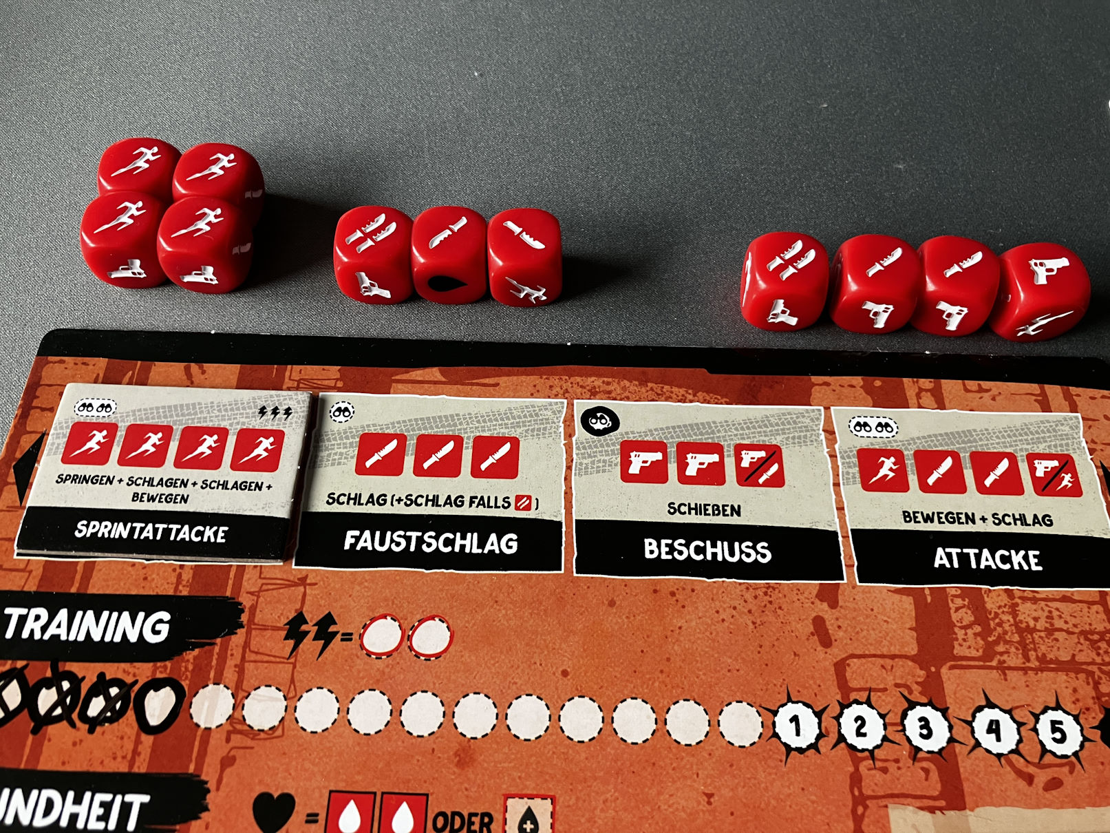 Blick auf das Spielertableau mit den mittels Würfel aufgeladenen Fähigkeiten