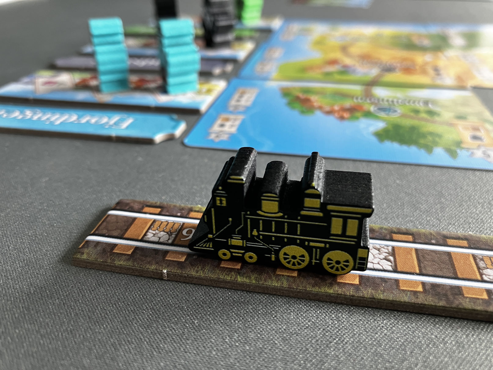 Im Fokus die Lokomotive als Anzeiger für den Spielfortschritt