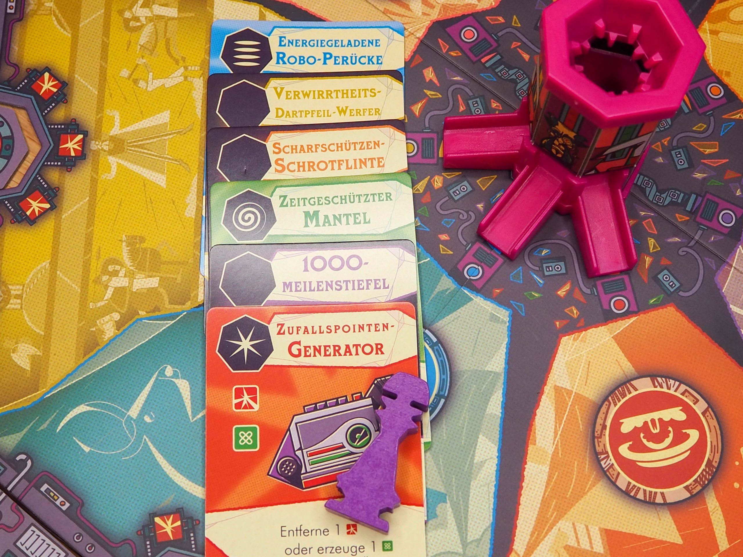 Auf dem bunten Spielbrett liegen untereinander die sechs Startkarten des Robofinisher 404 Charakters. Auf der untersten Startkarte ist die lila Spielfigur zu sehen.