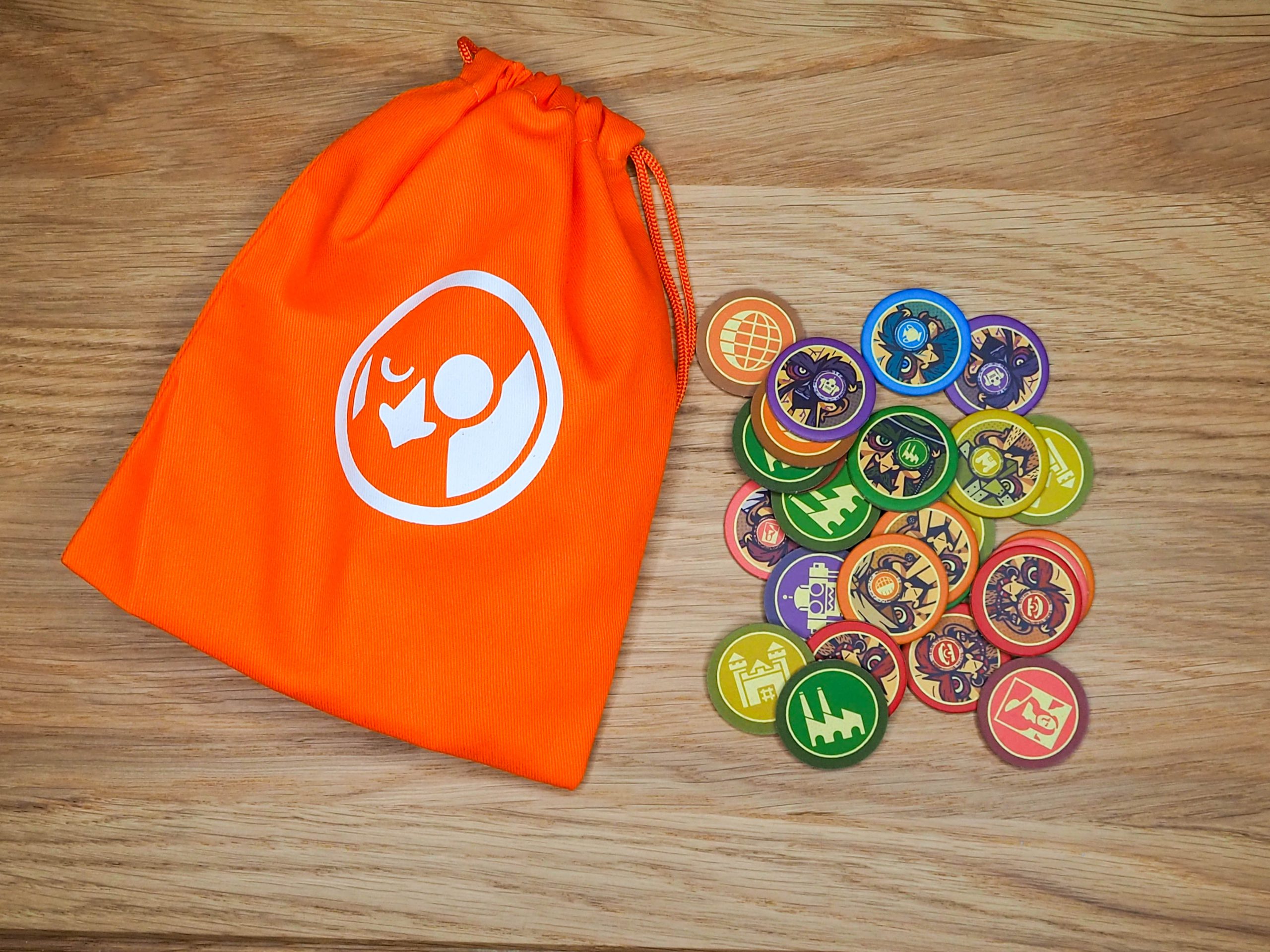 In einem grellen Orange liegt der Nachziehbeutel für Dr. Foos Duplikate auf der linken Seite und ein wilder Haufen von verschiedensten Duplikaten auf der rechten Seite des Bilds.