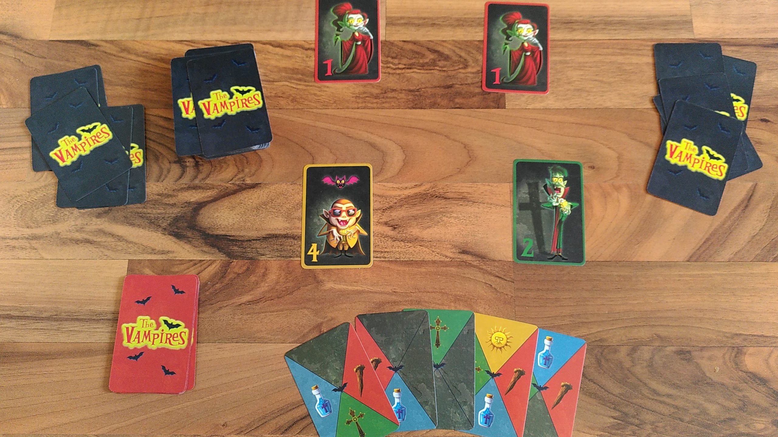 Spielaufbau für 3 Personen: 4 Start-Vampire, Nachziehstapel und 3x 5 Handkarten