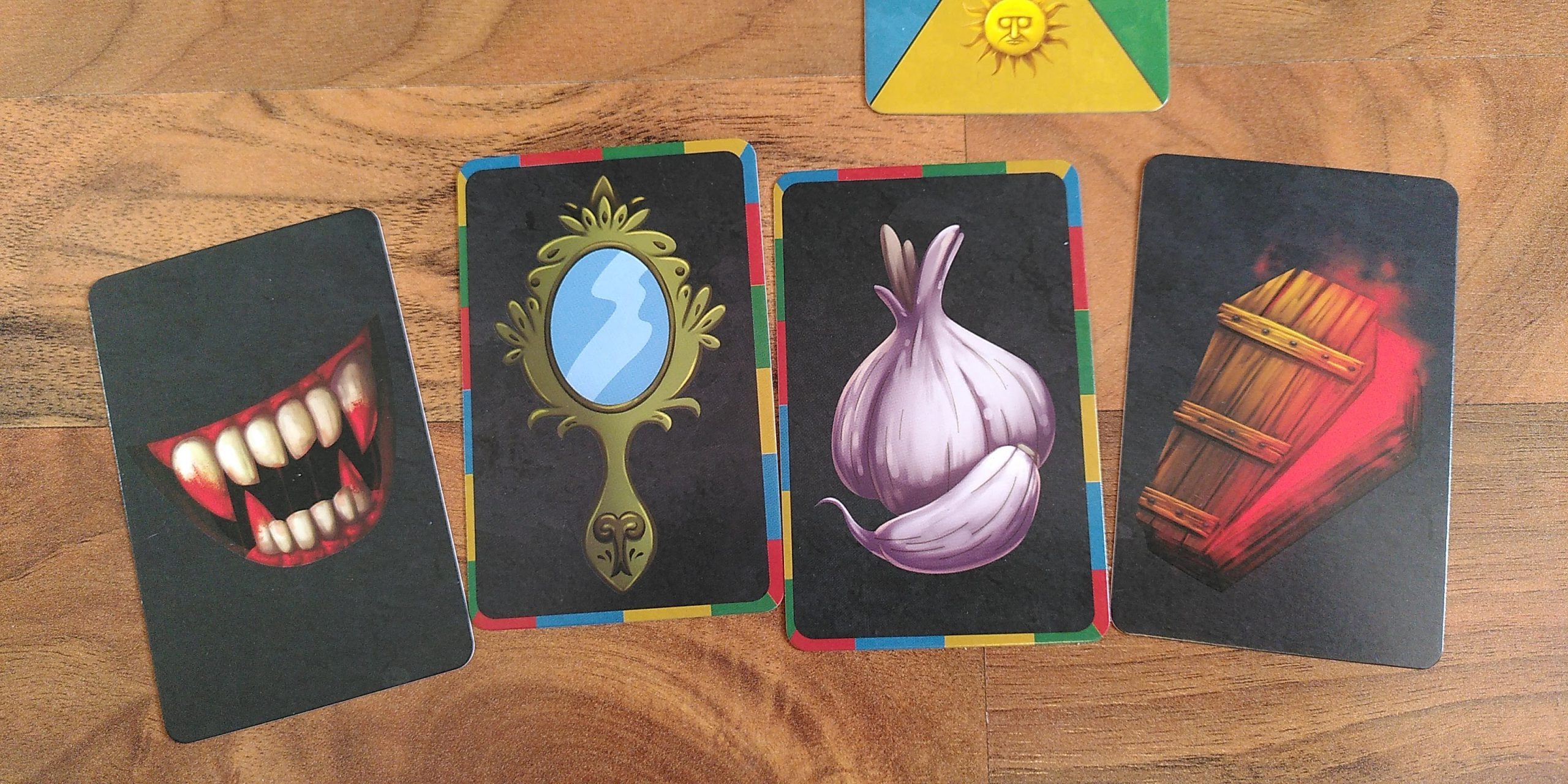 Die vier verschiedenen Aktionskarten: Vampirangriff, Spiegel, Knoblauch, Sarg