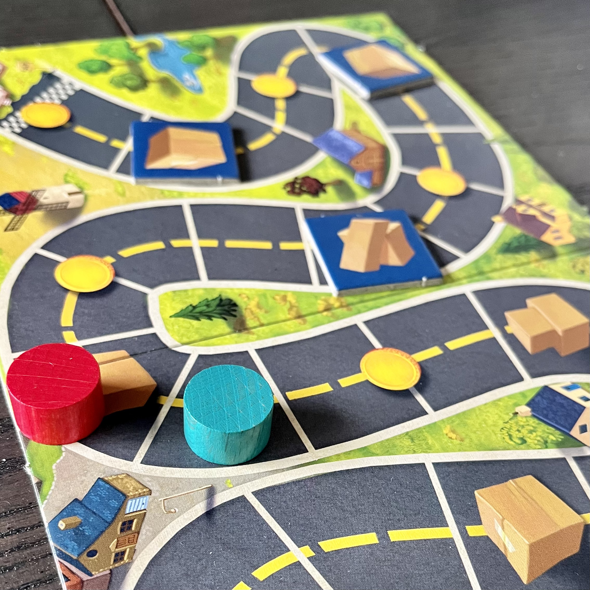 Der Zeitplan zeigt die Strecke bis zum Ziel. Die Zeitsteine liege in der Mitte der Strecke und noch 3 Karton in Form von einem 1x1 Feld liegen noch auf der Strecke