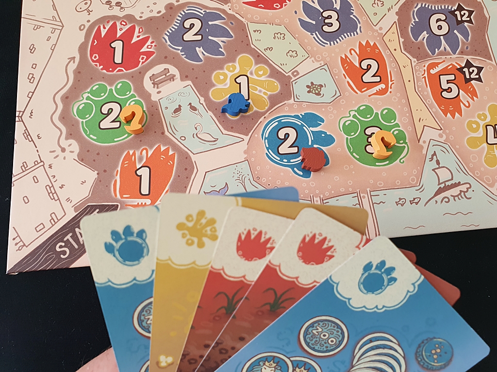 Kartenhand und Marker auf dem Spielplan