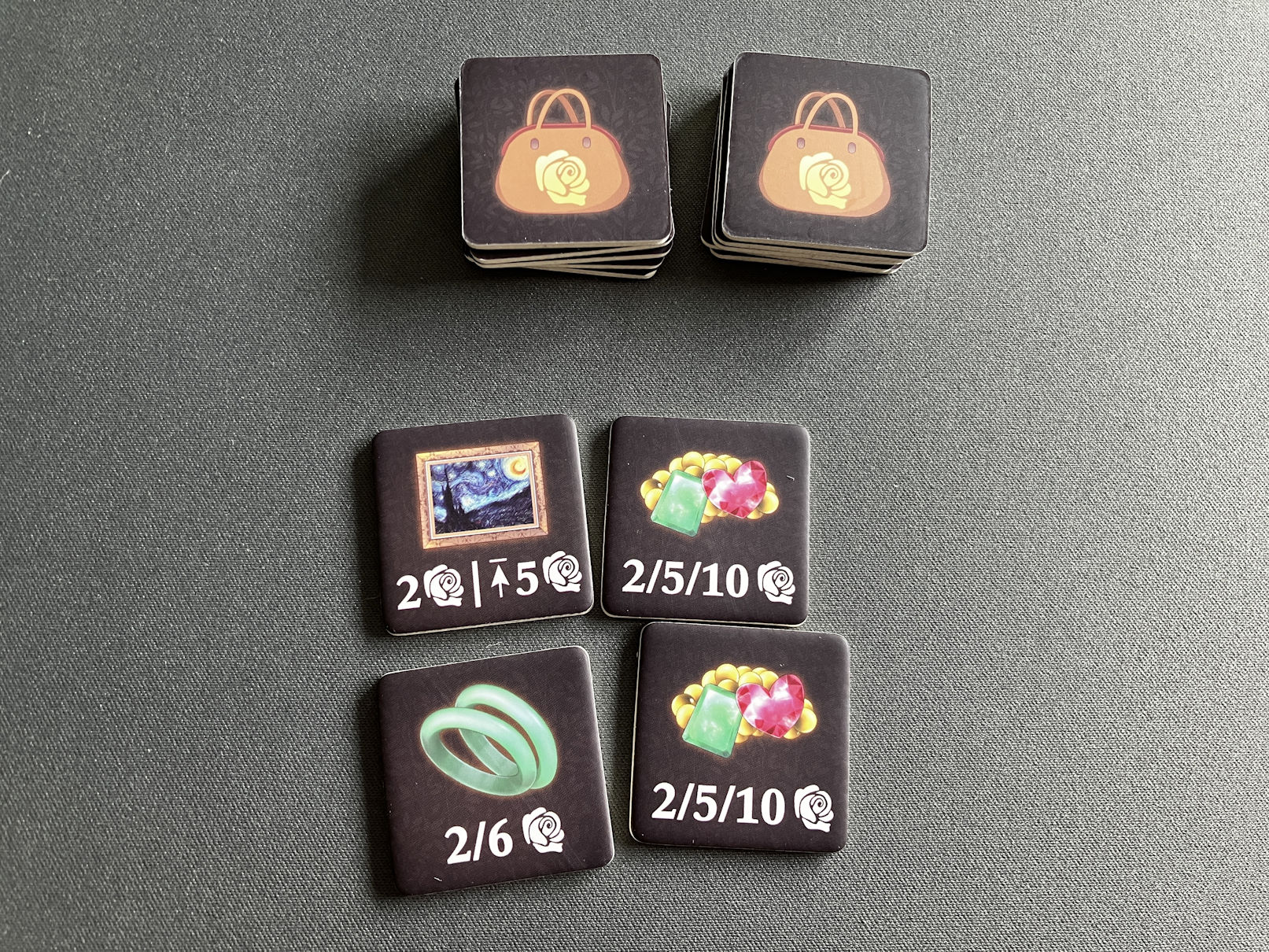 Plättchen mit Diebesgut aufgedeckt. Es gibt Bilder, Diamanten und Antiquitäten.