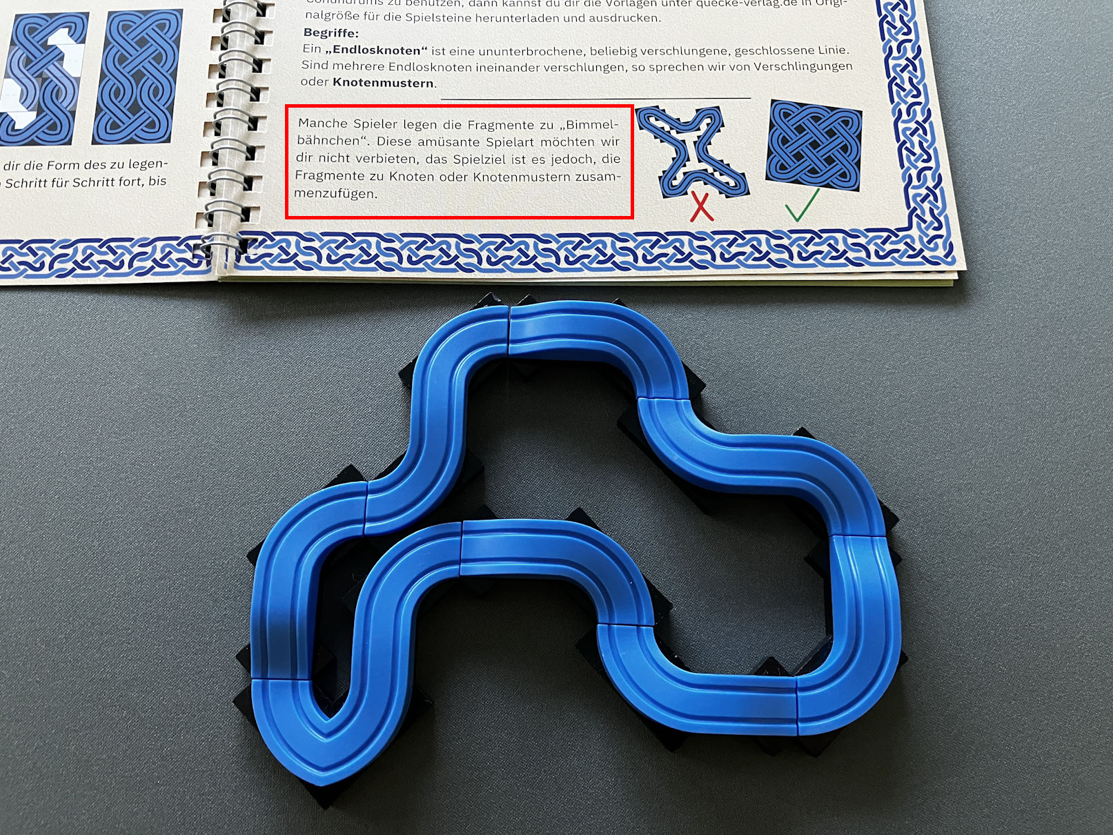 Die Puzzleteile zu einer Art Schienennetz gelegt, auch dazu findet sich eine Anmerkung in der Anleitung