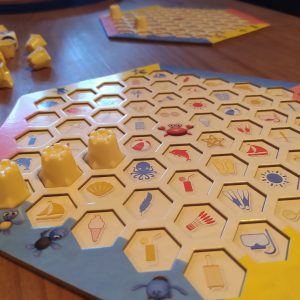 Tableau mit drei gesetzten Sandburgen