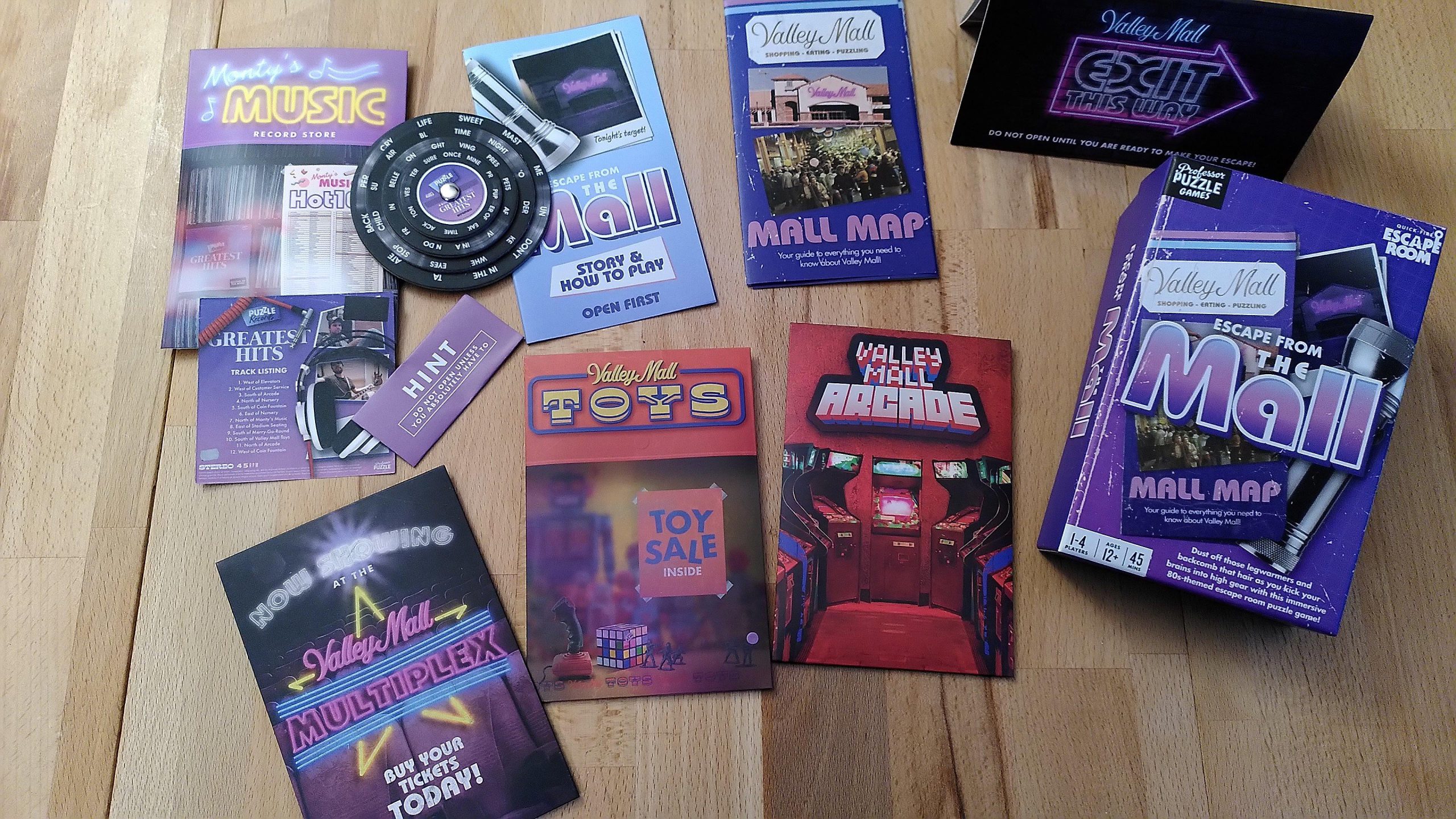 Überblick über das Spielmaterial, eine Anleitng, ein Plan der Mall, 4 Umschläge mit Rätseln und der Lösungsbogen für den Schluss. 