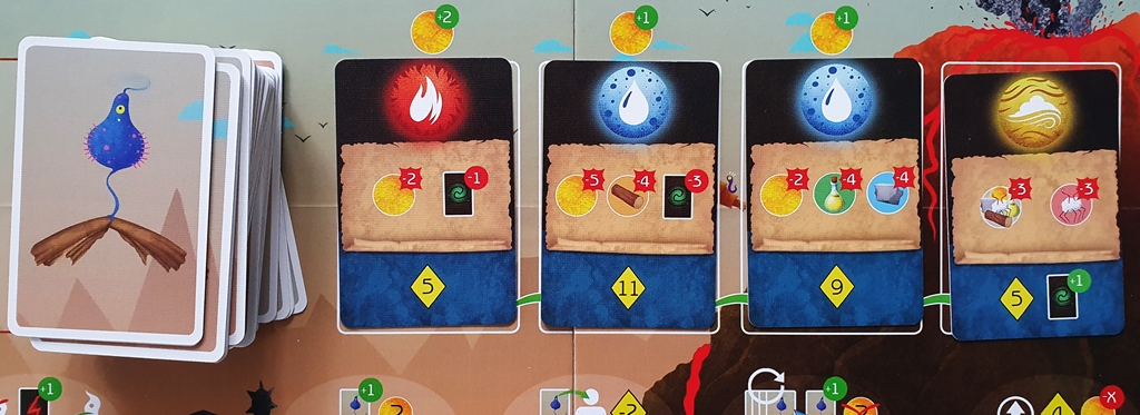 Auslage mit vier Aufgabenkarten, genannt Paktkarten