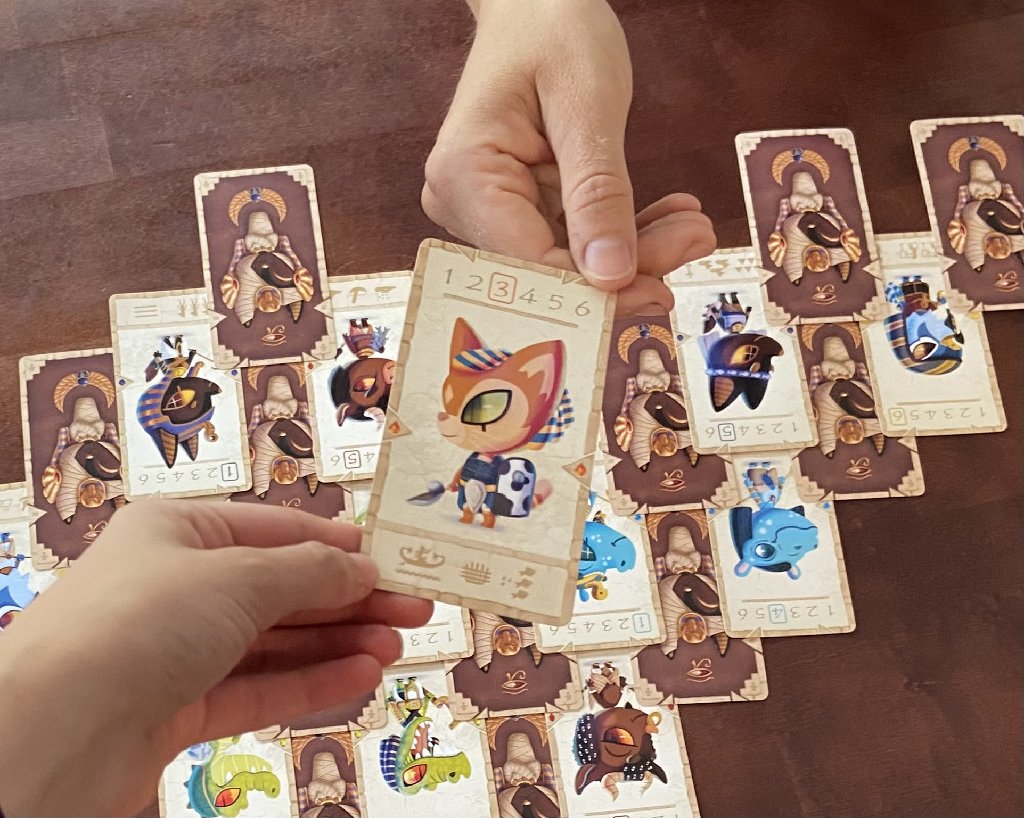 Eine Karten wird übergeben.