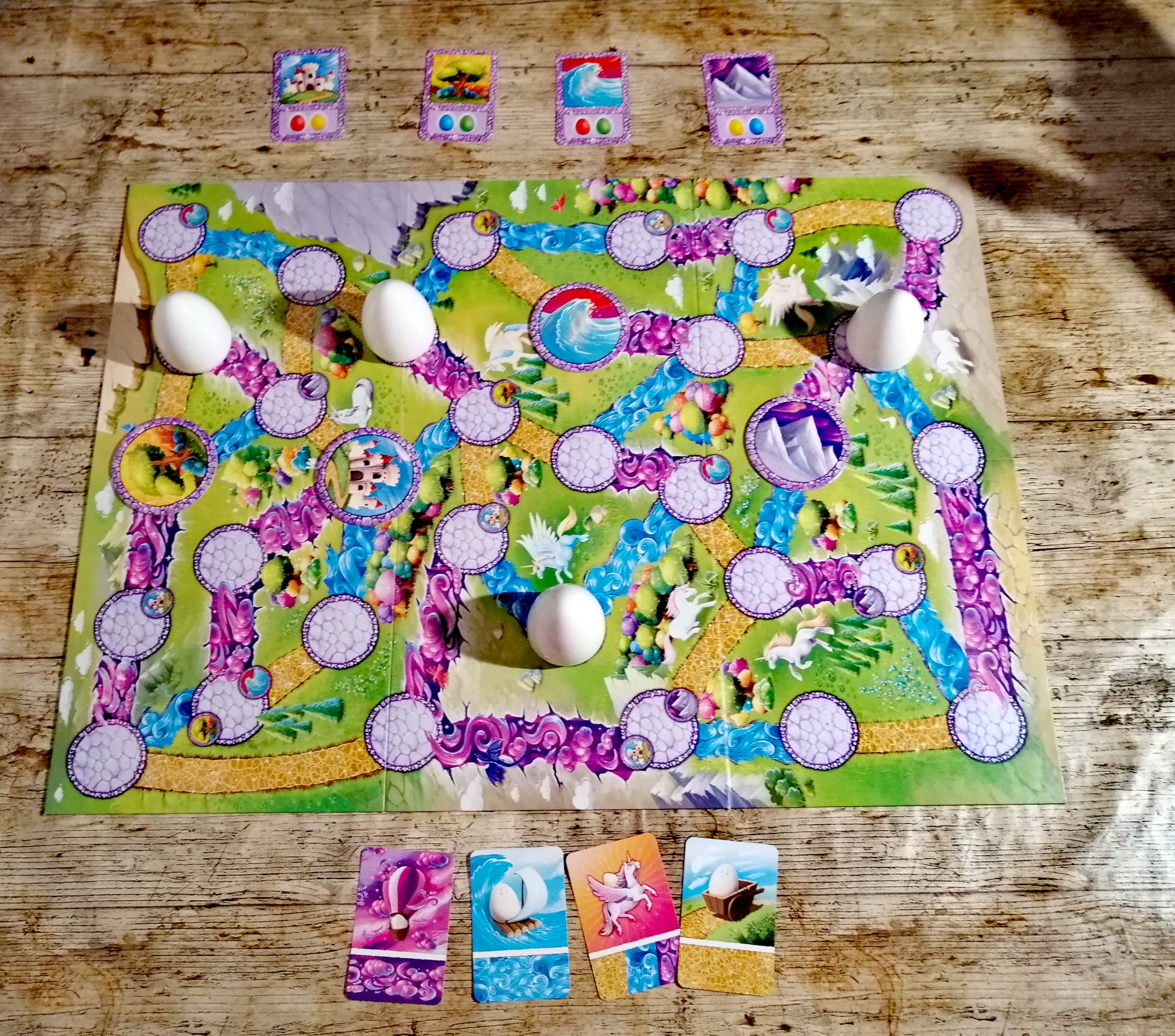 Auf dem Spielbrett der Einhörner sieht man sehr viel lila. 