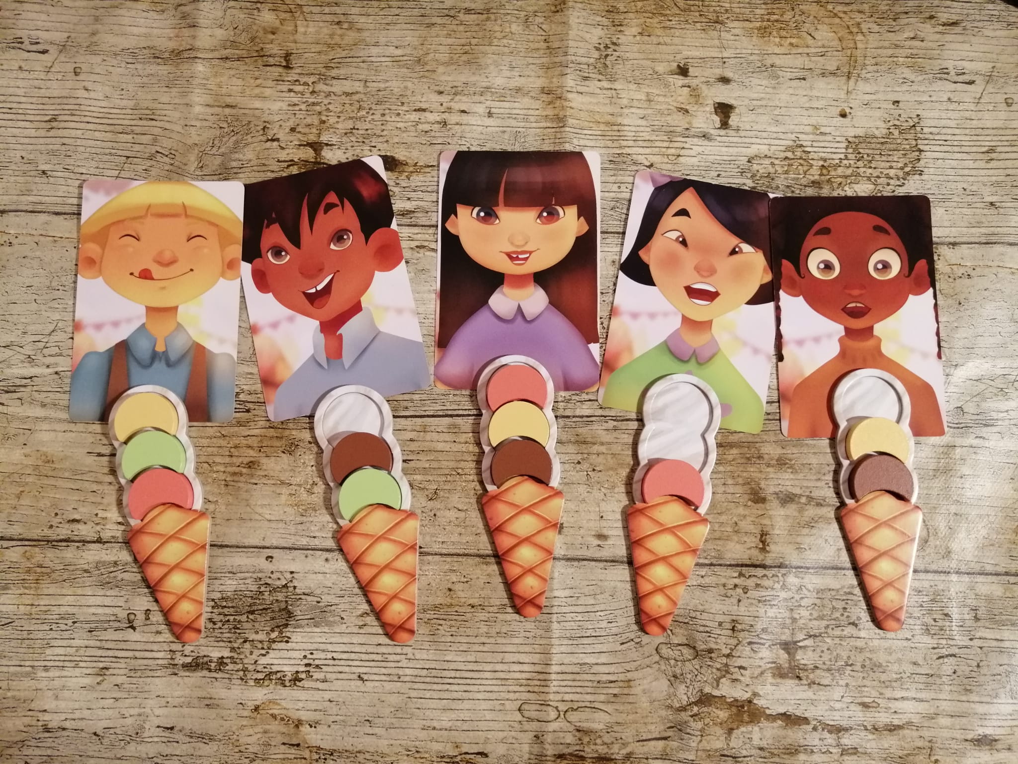 Die fünf Kinder freuen sich über ein leckeres Eis. 