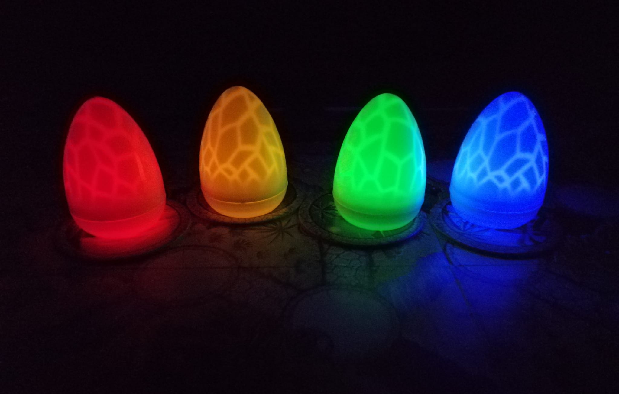 Die Eier leuchten am besten wenn der Raum dunkler ist. Sie leuchten in rot, gelb, grün und blau. 