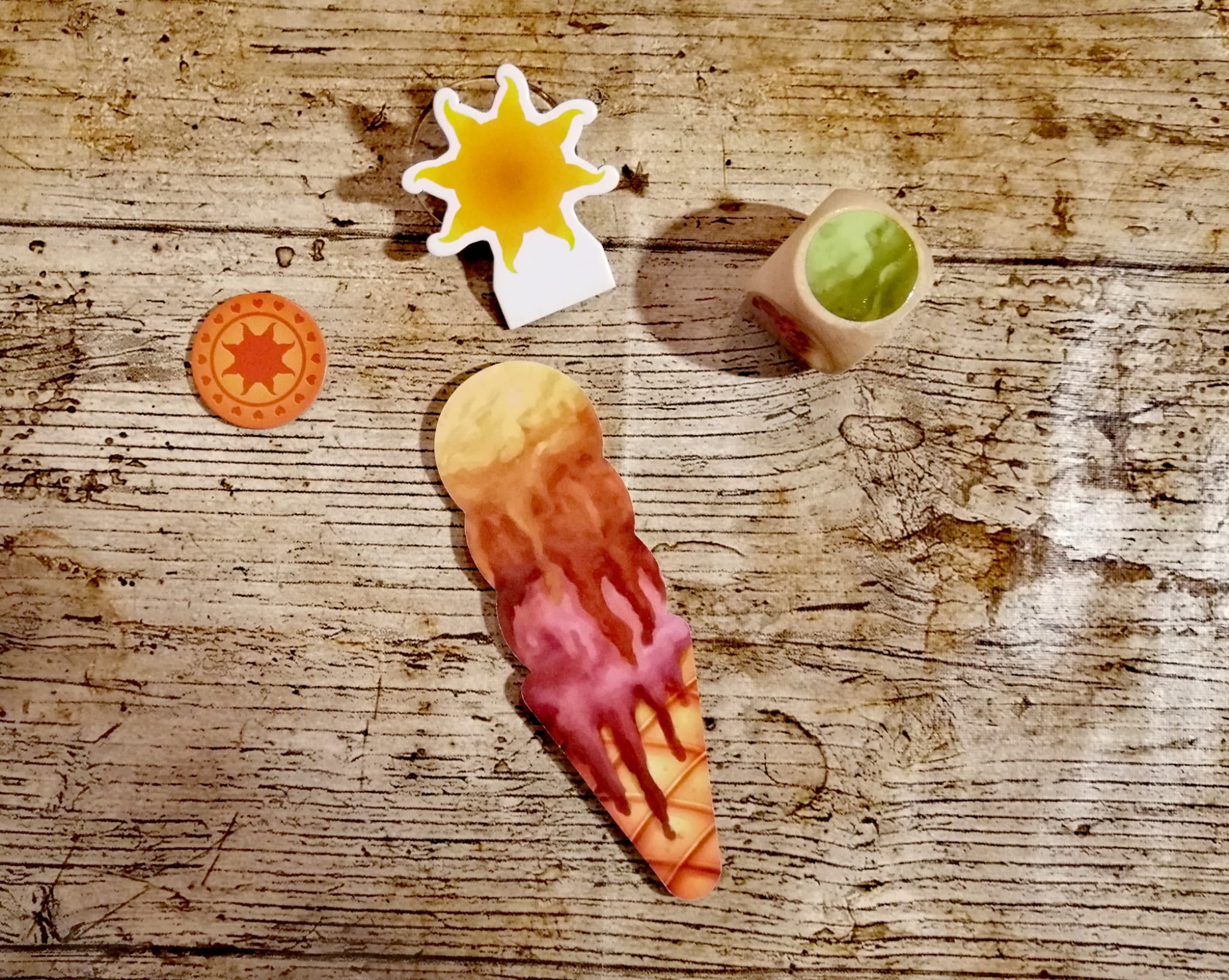 Zu viel Sonne verträgt kein Eis. Auf der Rückseite der Waffel sieht man, dass das Eis geschmolzen ist. 