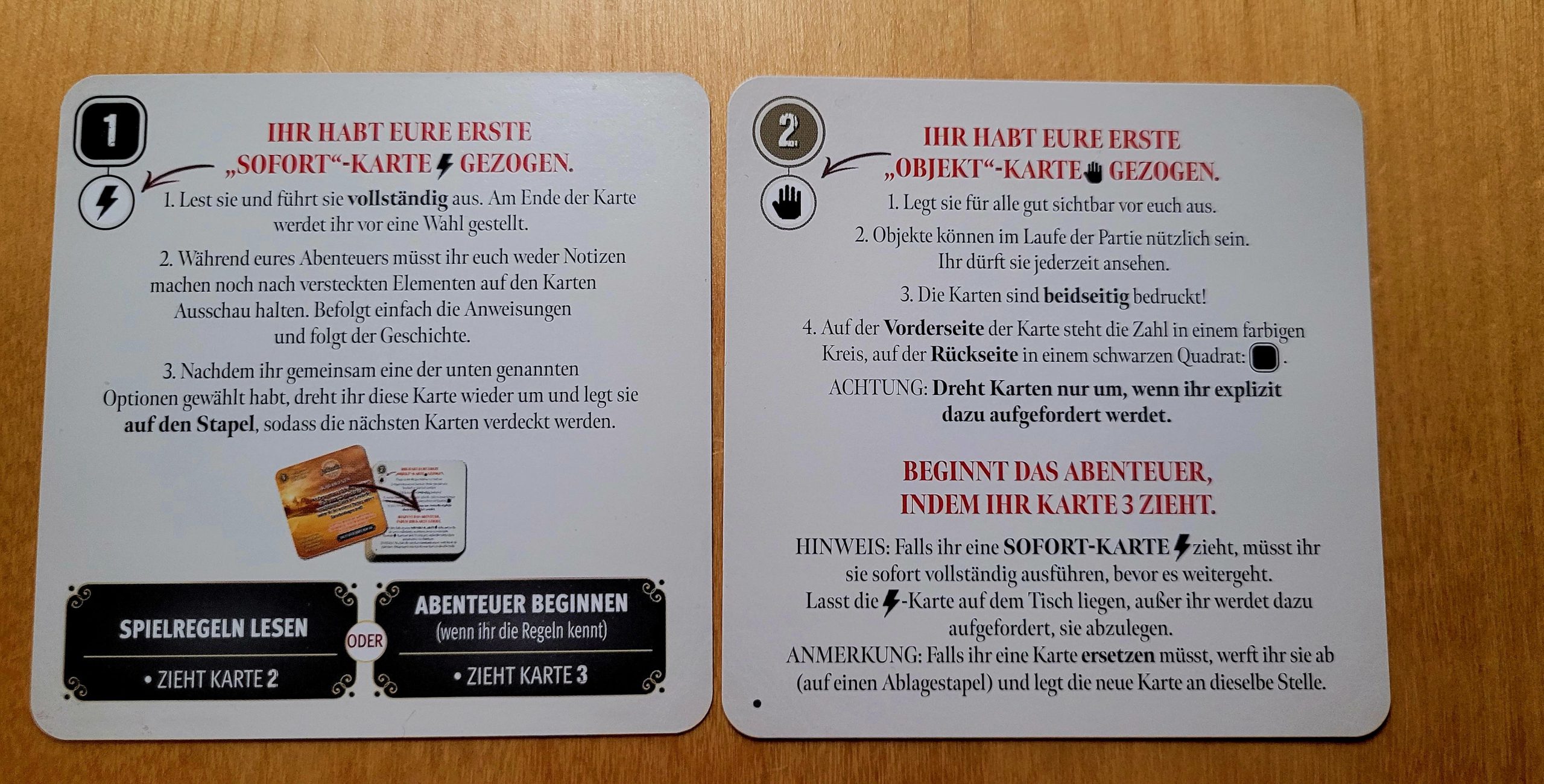 Die ersten beiden Karten erklären, wie das Spiel funktioniert