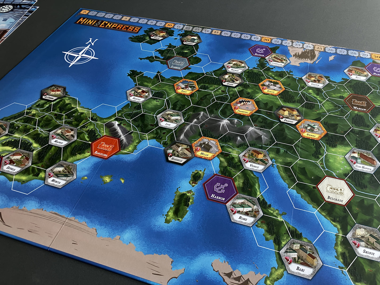 Rückseite des Spielplanes zeigt eine alternative Variante des Spiels. Dann wird in Europa gespielt.