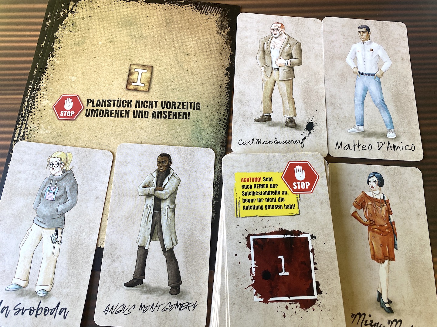 Jedes Mitglied der Detektei hat eine eigene Karte