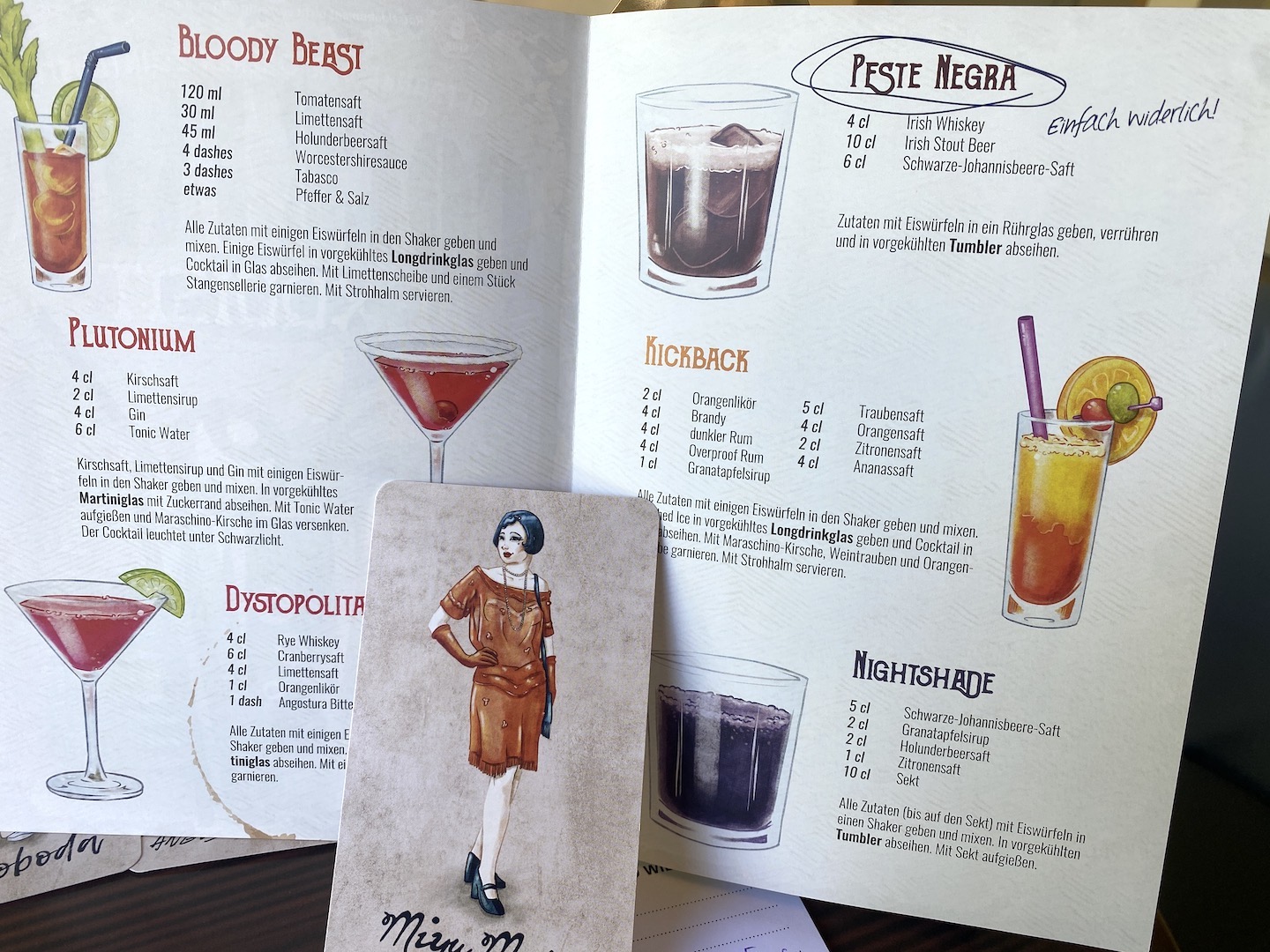 Eine eigens erstellte Cocktailkarte ist dem Spiel inklusive