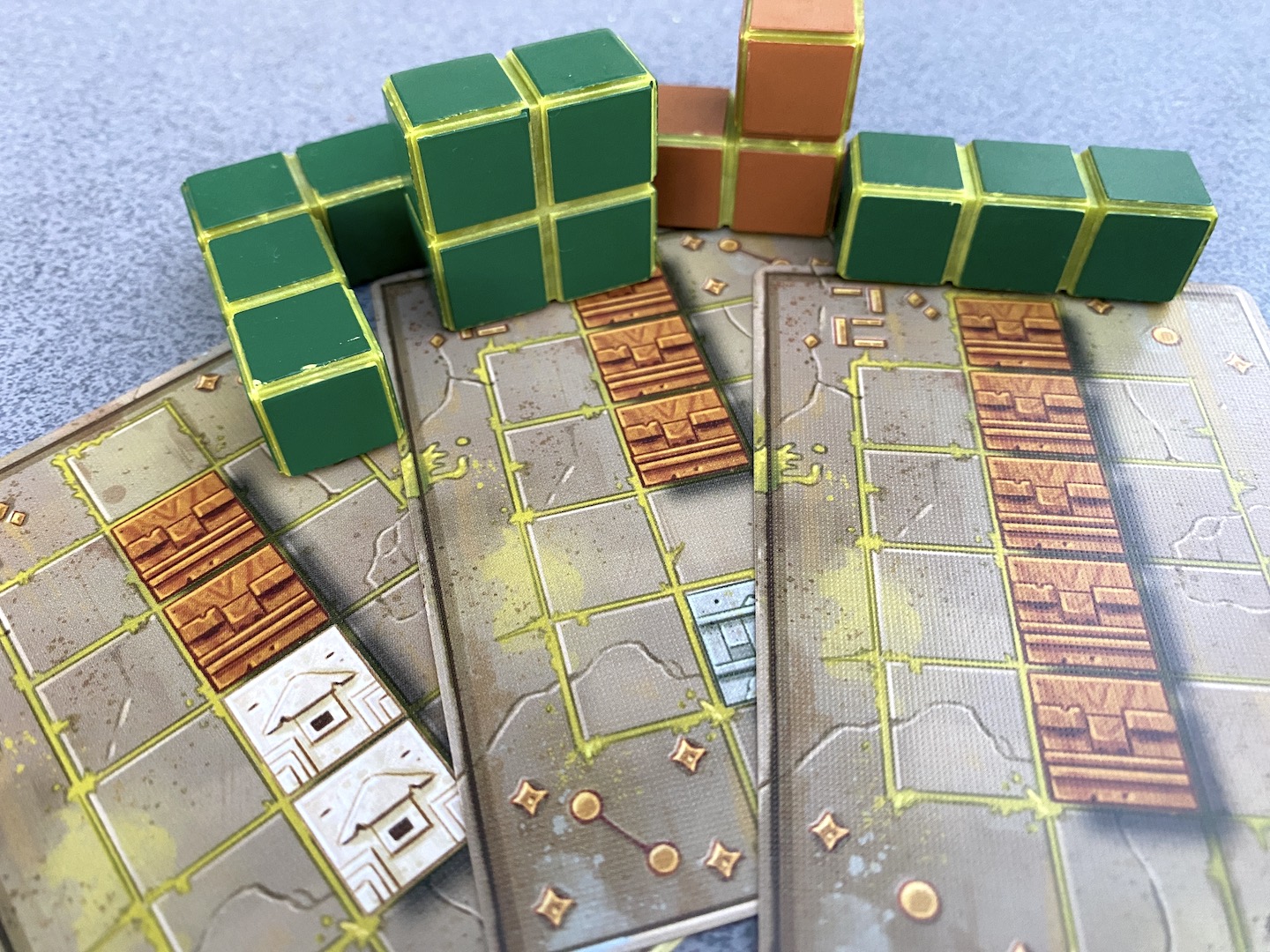 Auftragskarten und Spielsteine im Detail