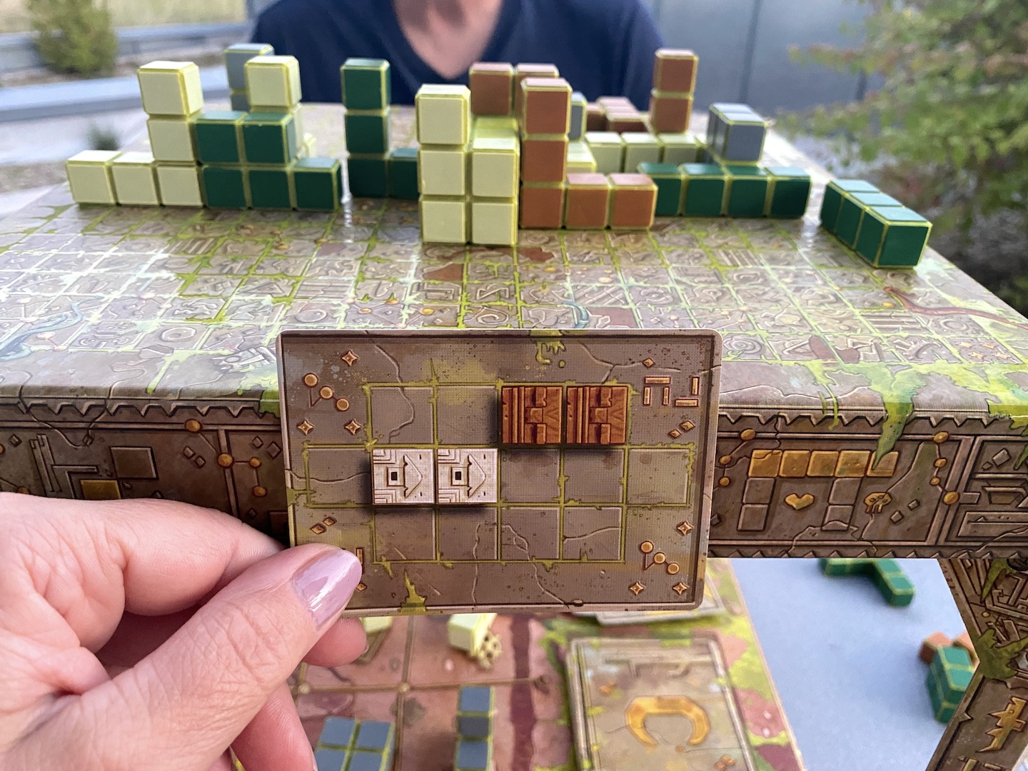 EIne Karte wird mit der aktuellen Spielsituation abgeglichen