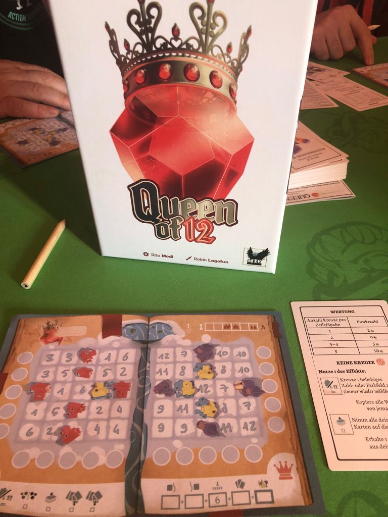 Spielschachten und Aufbau von Queen of 12