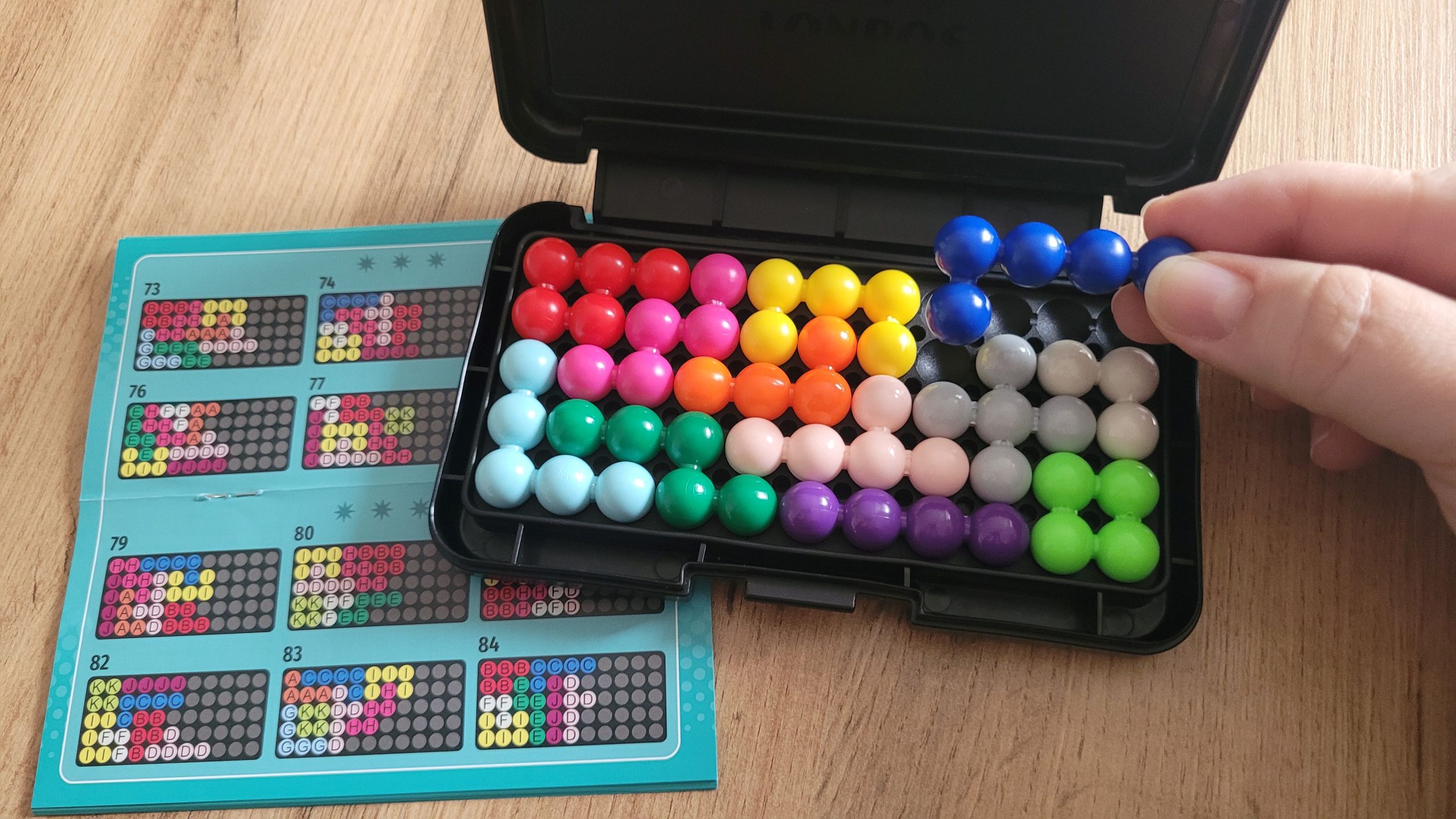 Ein letztes Teil wird passend in die Box gelegt.