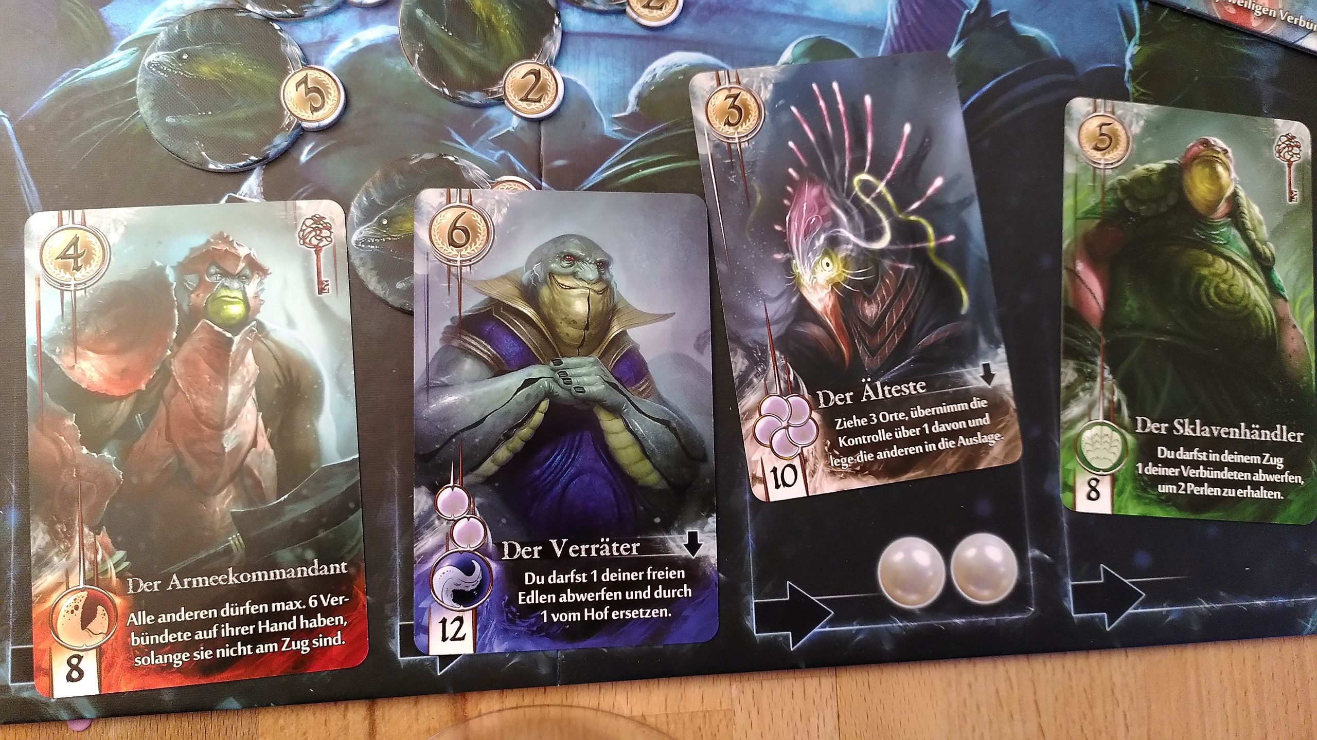 Teil der Auslage an Botschaftern verschiedener Tiefsee-Völker. 